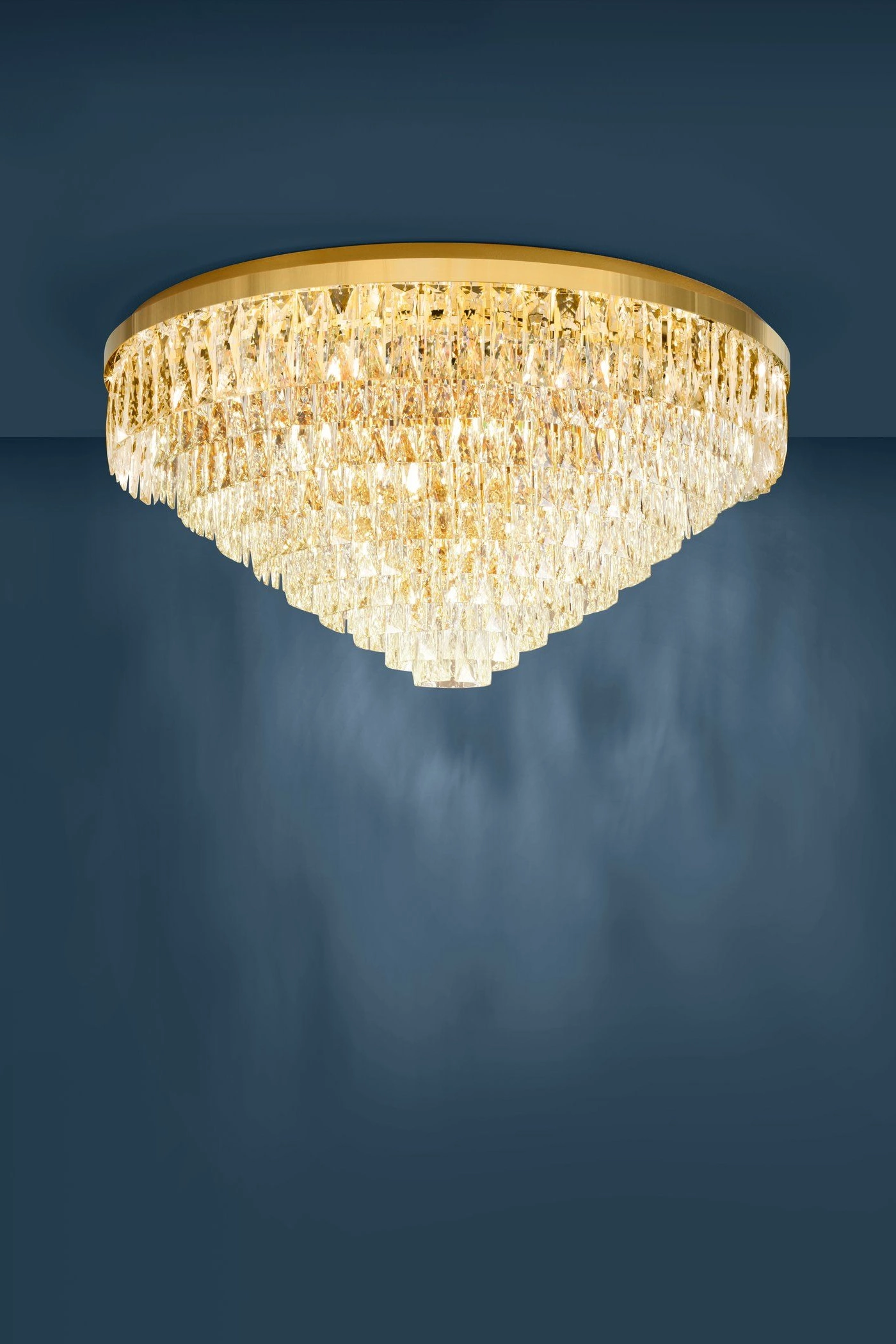  
                        
                        Люстра EGLO (Австрія) 53727    
                         у стилі Класика.  
                        Тип джерела світла: світлодіодна лампа, змінна.                         Форма: Коло.                         Кольори плафонів і підвісок: Прозорий.                         Матеріал: Скло.                          фото 2