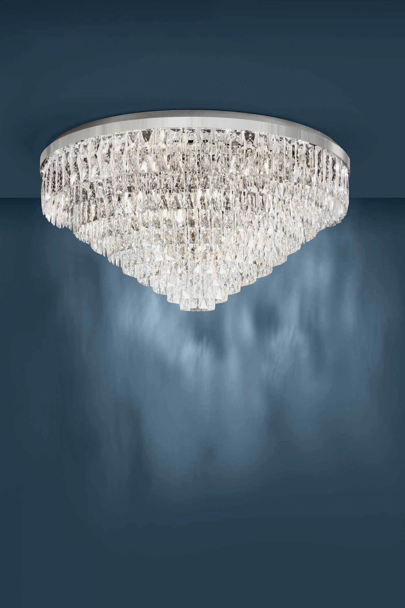   
                        
                        Люстра EGLO (Австрія) 53735    
                         у стилі Класика.  
                        Тип джерела світла: світлодіодна лампа, змінна.                         Форма: Коло.                         Кольори плафонів і підвісок: Прозорий.                         Матеріал: Скло.                          фото 2