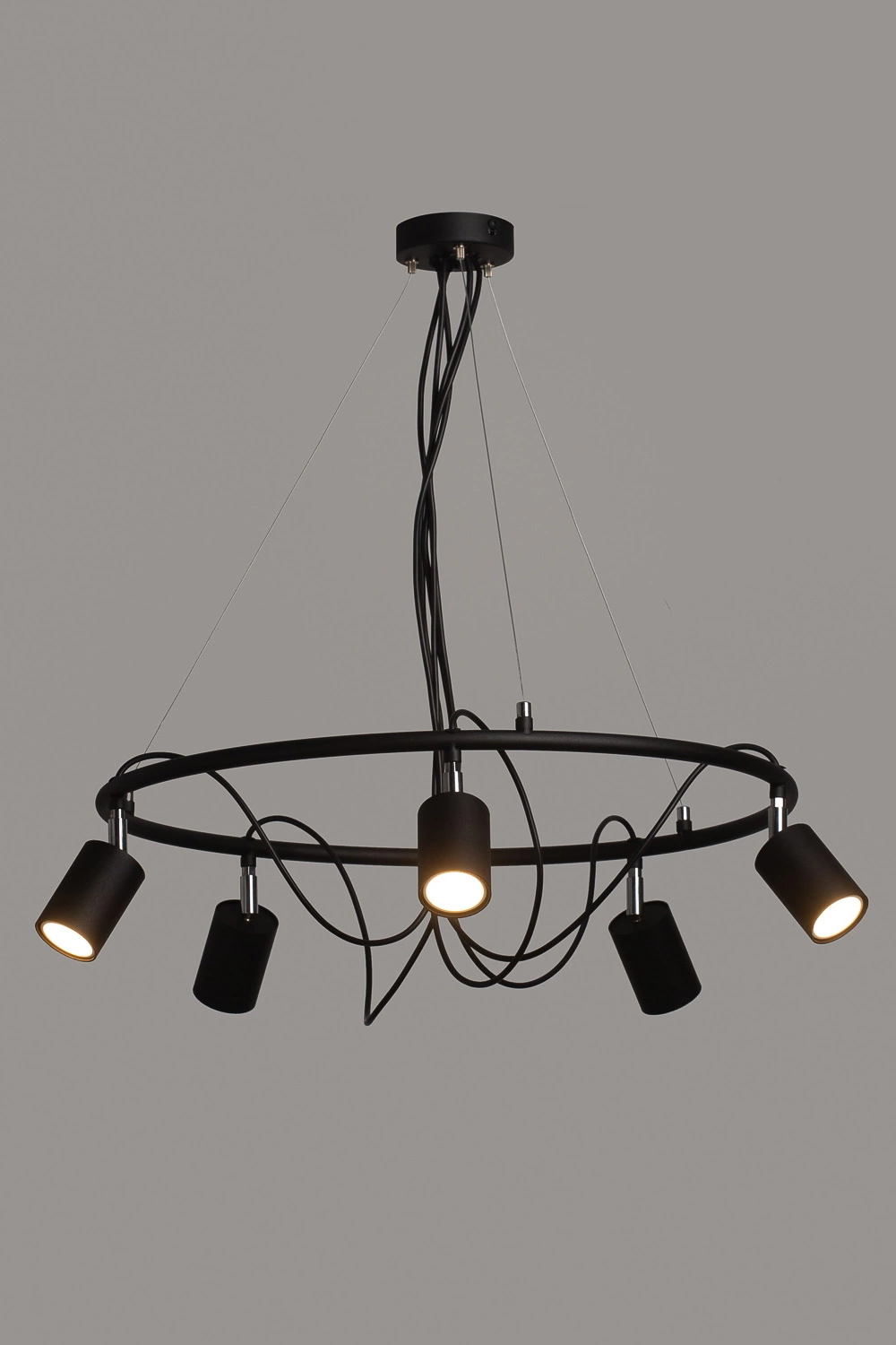   
                        
                        Люстра NB LIGHT (Україна) 54276    
                         У стилі Лофт, Хай-тек.  
                        Тип джерела світла: світлодіодна лампа, змінна.                         Форма: Коло.                         Кольори плафонів і підвісок: Чорний.                         Матеріал: Метал.                          фото 3