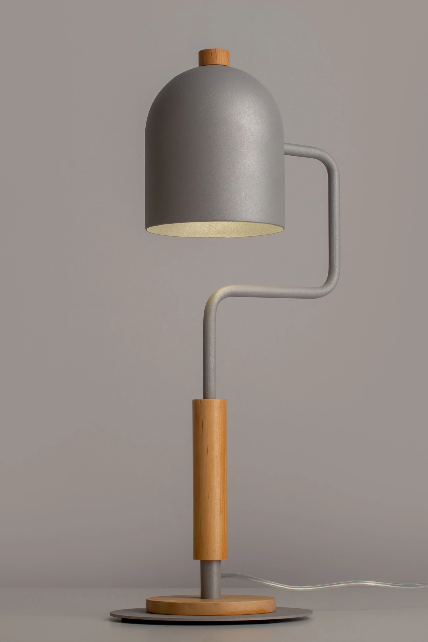   
                        
                        Настільна лампа NB LIGHT (Україна) 54290    
                         у стилі Скандинавський.  
                        Тип джерела світла: світлодіодна лампа, змінна.                                                 Кольори плафонів і підвісок: Сірий.                         Матеріал: Метал.                          фото 3