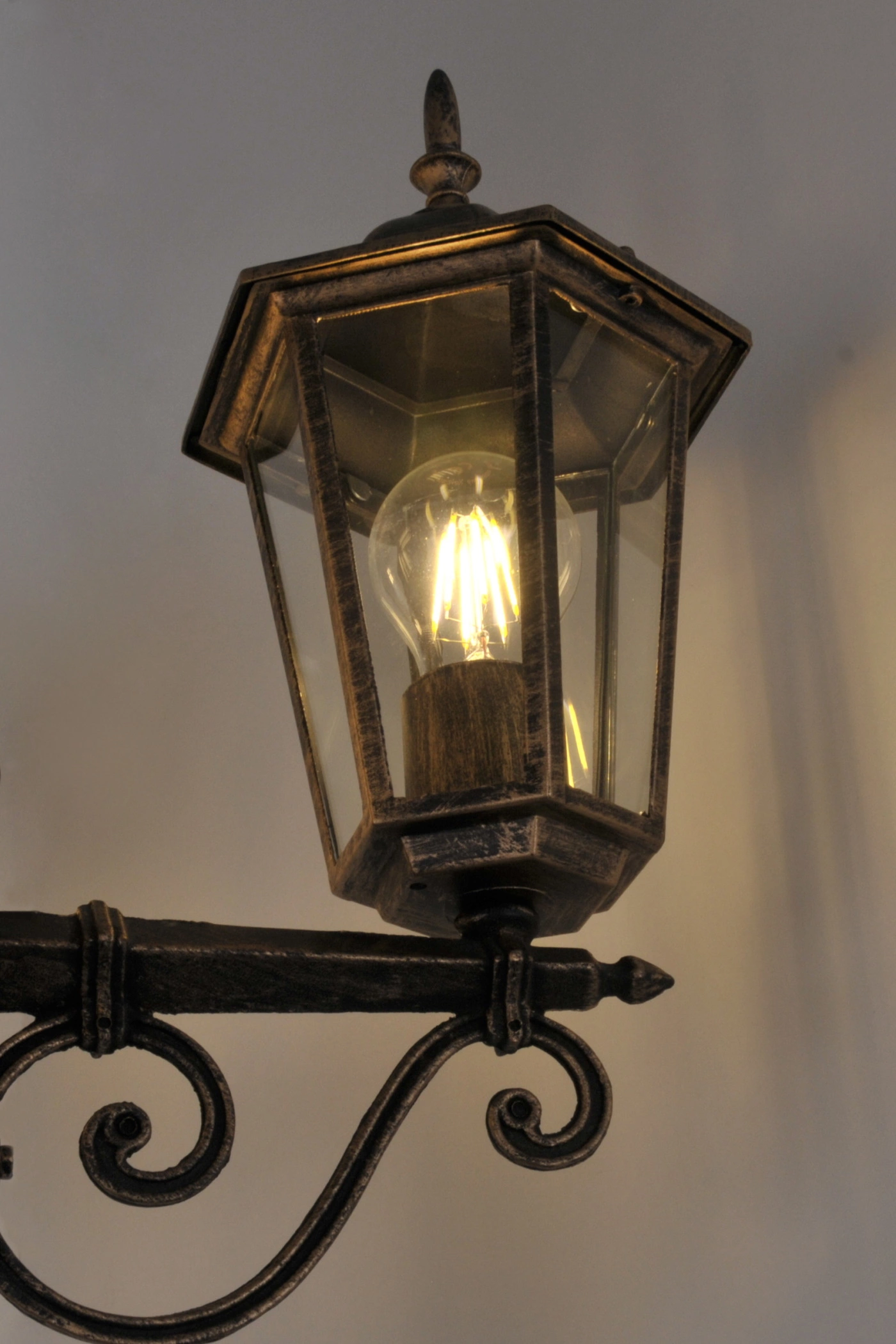   
                        
                        Светильник уличный POLUX (Польша) 54507    
                         в стиле Классика.  
                        Тип источника света: светодиодная лампа, сменная.                                                 Цвета плафонов и подвесок: Прозрачный.                         Материал: Стекло.                          фото 5