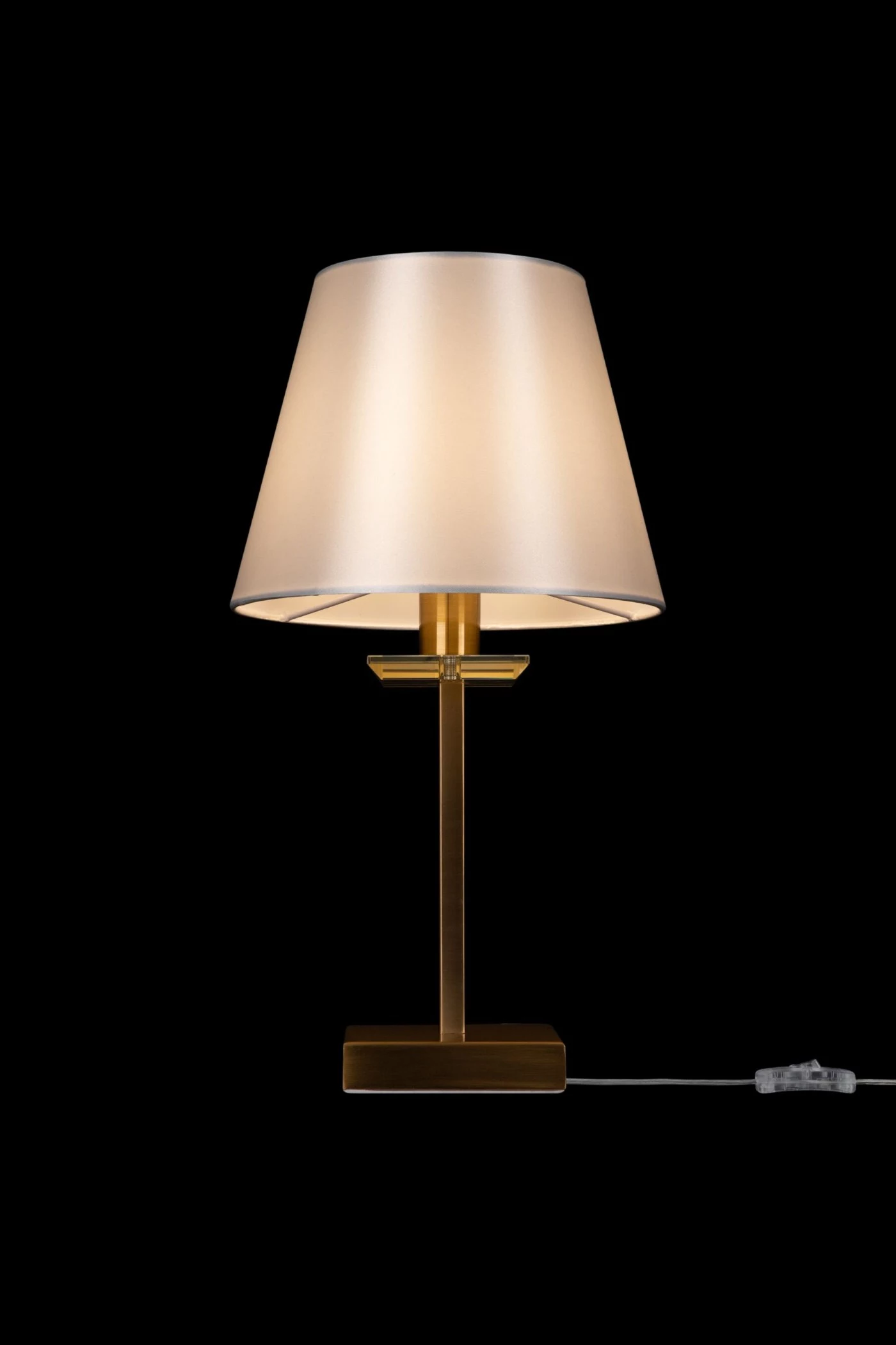   
                        
                        Настільна лампа VASMAR (Україна) 54883    
                         у стилі Класика.  
                        Тип джерела світла: світлодіодна лампа, змінна.                                                 Кольори плафонів і підвісок: Білий.                         Матеріал: Тканина.                          фото 3