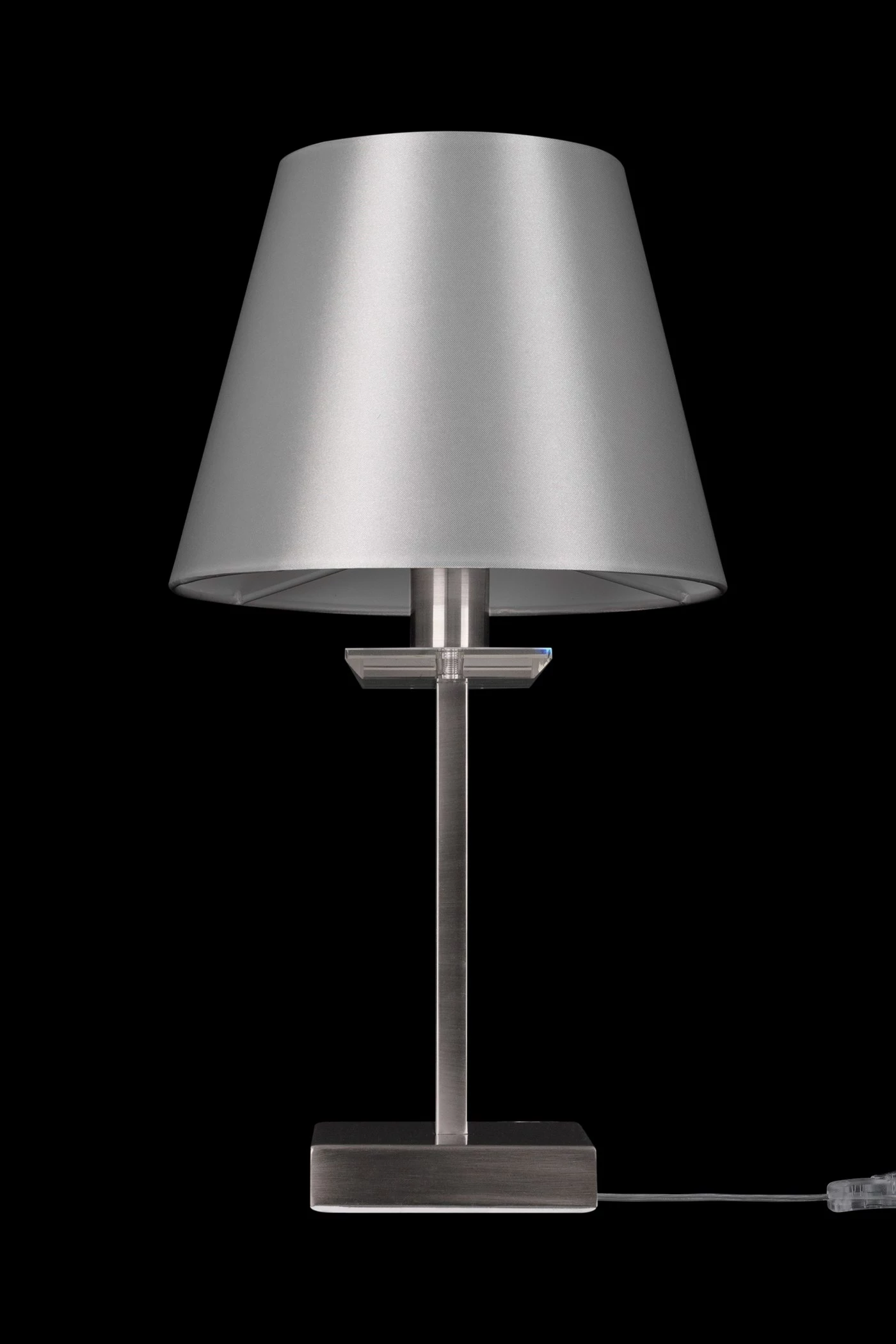   
                        
                        Настільна лампа VASMAR (Україна) 54886    
                         у стилі Класика.  
                        Тип джерела світла: світлодіодна лампа, змінна.                                                 Кольори плафонів і підвісок: Білий, Прозорий.                         Матеріал: Тканина, Скло.                          фото 4