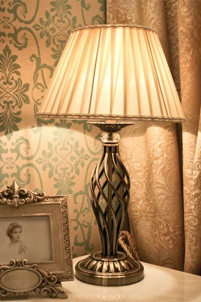   
                        
                        Настольная лампа VASMAR (Украина) 54949    
                         в стиле Классика.  
                        Тип источника света: светодиодная лампа, сменная.                                                 Цвета плафонов и подвесок: Бежевый.                         Материал: Ткань.                          фото 2