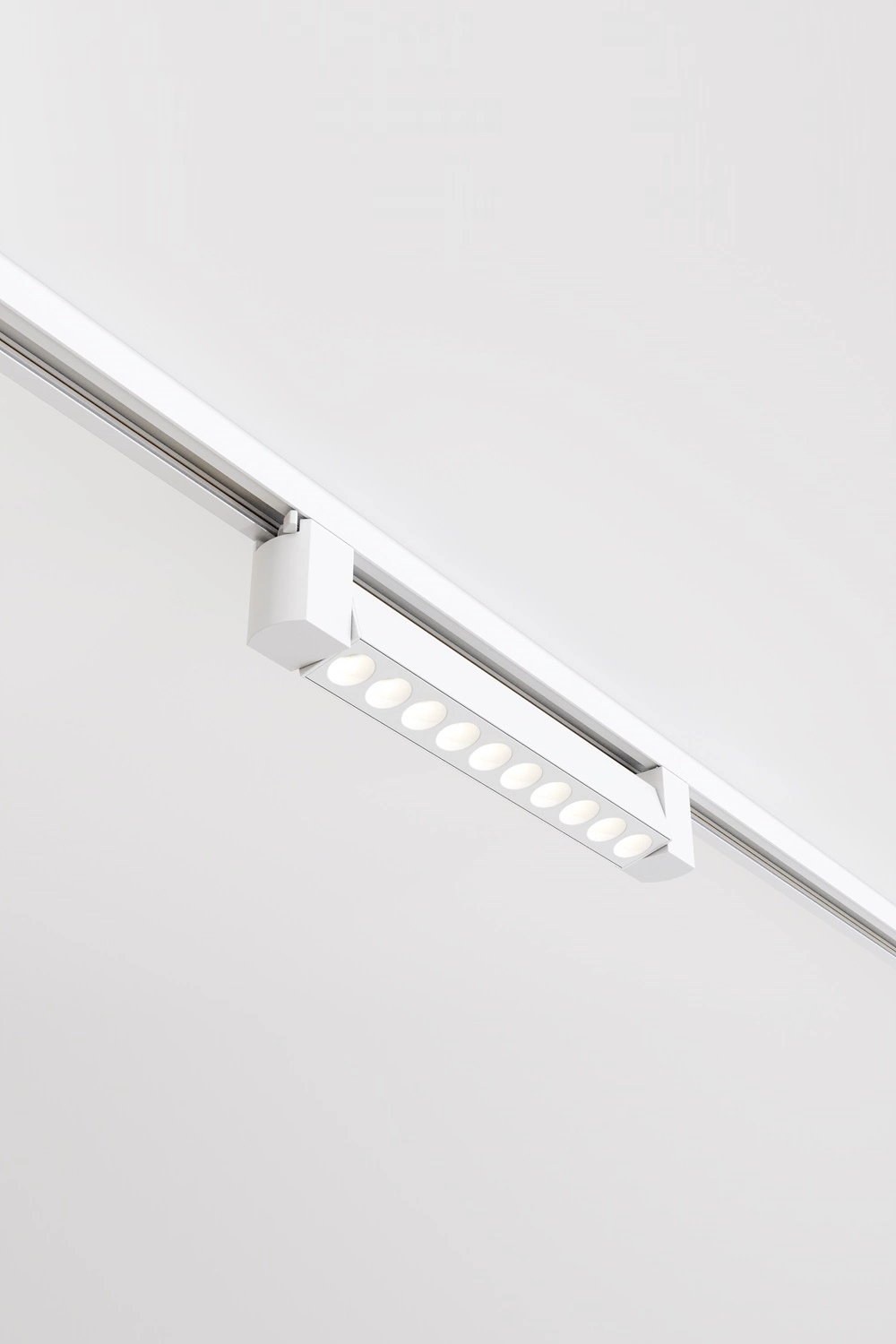   
                        
                        Трековый светильник VASMAR (Украина) 55112    
                         в стиле Хай-тек.  
                        Тип источника света: встроенный led-модуль, несъемный.                                                 Цвета плафонов и подвесок: Белый.                         Материал: Металл.                          фото 4
