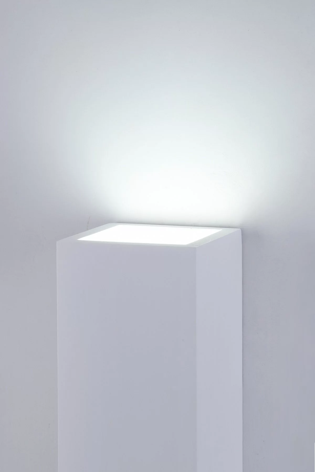   
                        
                        Декоративна підсвітка VASMAR (Україна) 55141    
                         у стилі Модерн.  
                        Тип джерела світла: світлодіодна лампа, змінна.                                                 Кольори плафонів і підвісок: Білий.                         Матеріал: Гіпс.                          фото 3