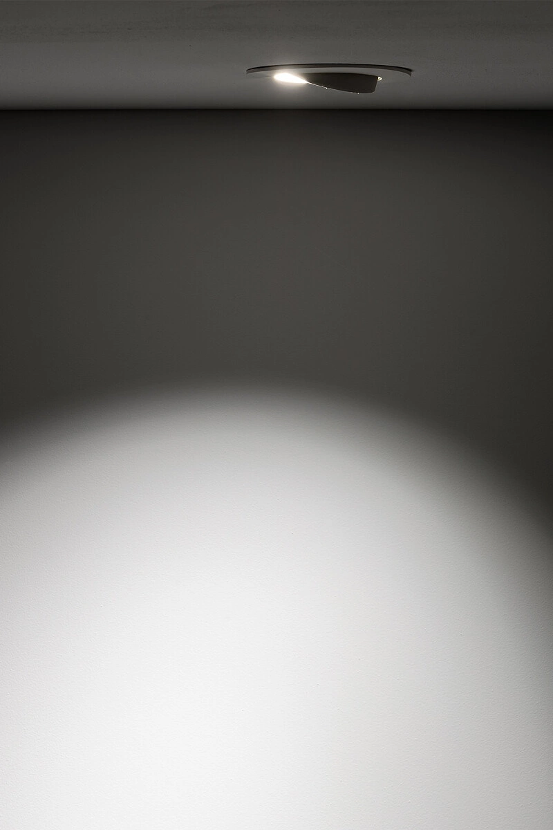  
                        
                        Точечный светильник NOWODVORSKI (Польша) 55255    
                         в стиле Хай-тек.  
                        Тип источника света: встроенный led-модуль, несъемный.                         Форма: Круг.                         Цвета плафонов и подвесок: Белый, Серый.                         Материал: Пластик.                          фото 5
