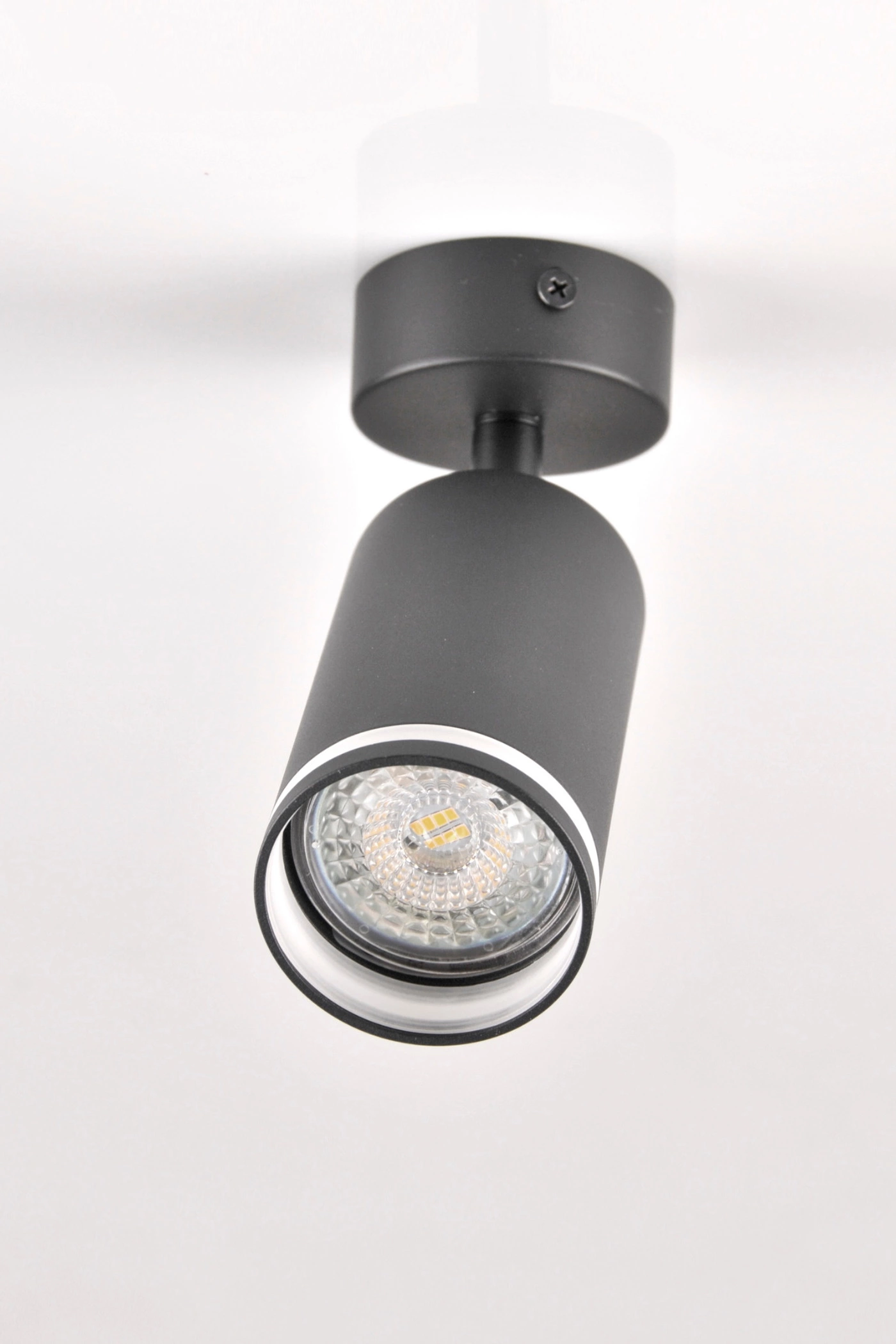   
                        
                        Точковий світильник POLUX (Польща) 57000    
                         у стилі Хай-тек.  
                        Тип джерела світла: світлодіодна лампа, змінна.                         Форма: Циліндр.                         Кольори плафонів і підвісок: Чорний, Білий.                         Матеріал: Алюміній.                          фото 4