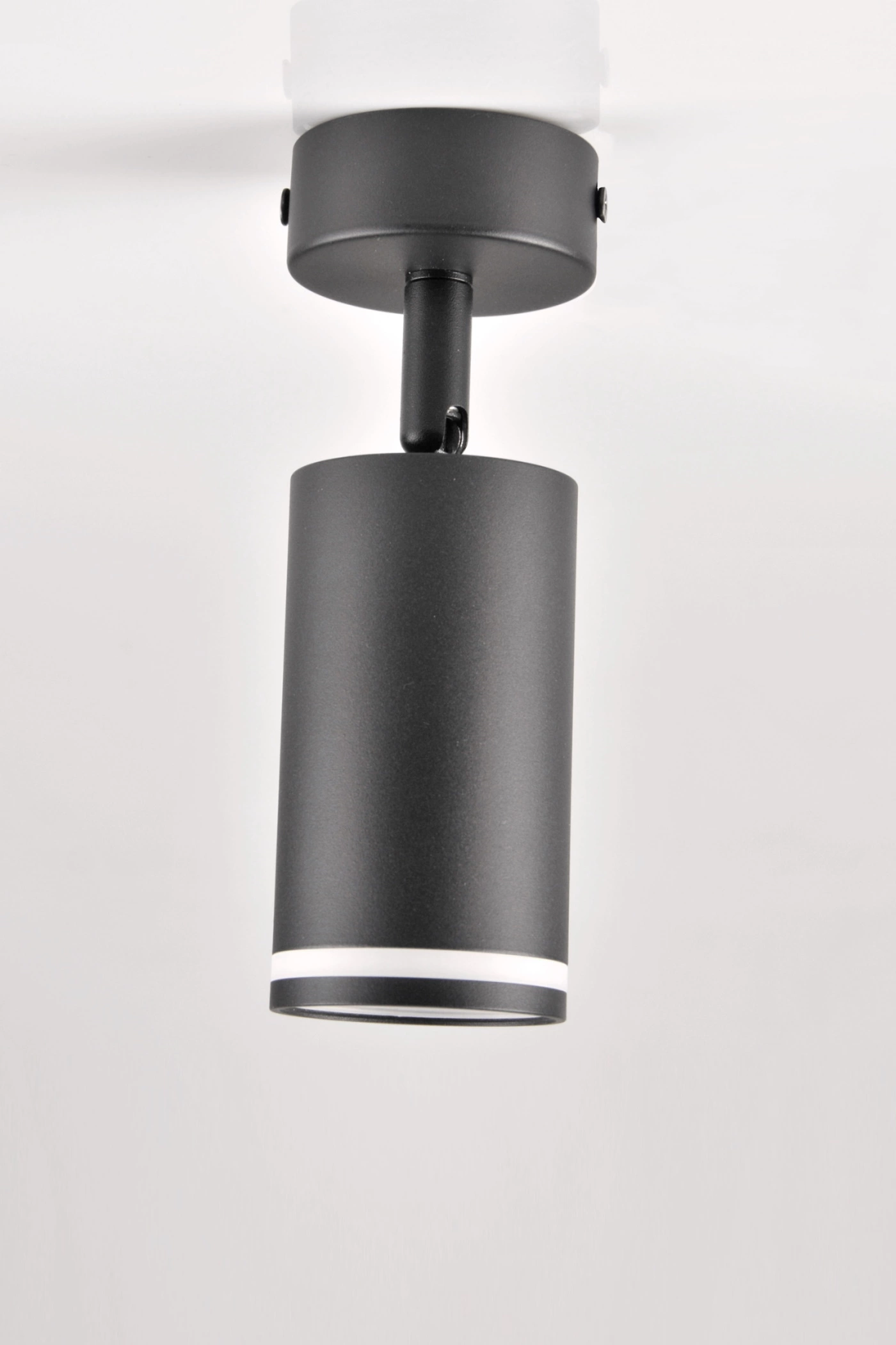   
                        
                        Точковий світильник POLUX (Польща) 57000    
                         у стилі Хай-тек.  
                        Тип джерела світла: світлодіодна лампа, змінна.                         Форма: Циліндр.                         Кольори плафонів і підвісок: Чорний, Білий.                         Матеріал: Алюміній.                          фото 5