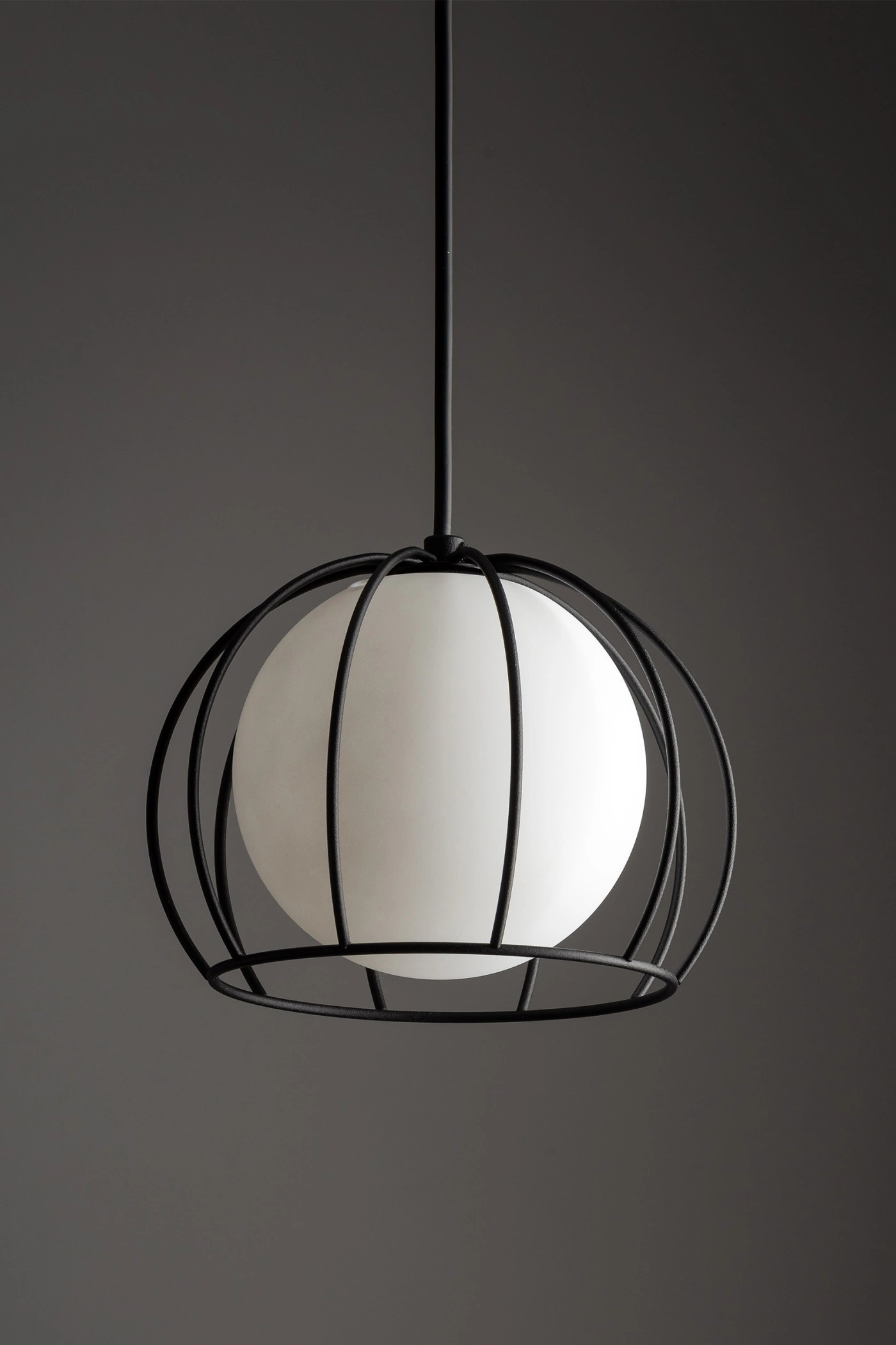   
                        
                        Люстра TK LIGHTING (Польща) 57131    
                         У стилі Модерн, Лофт.  
                        Тип джерела світла: світлодіодна лампа, змінна.                         Форма: Куля.                         Кольори плафонів і підвісок: Білий, Чорний.                         Матеріал: Скло, Метал.                          фото 6