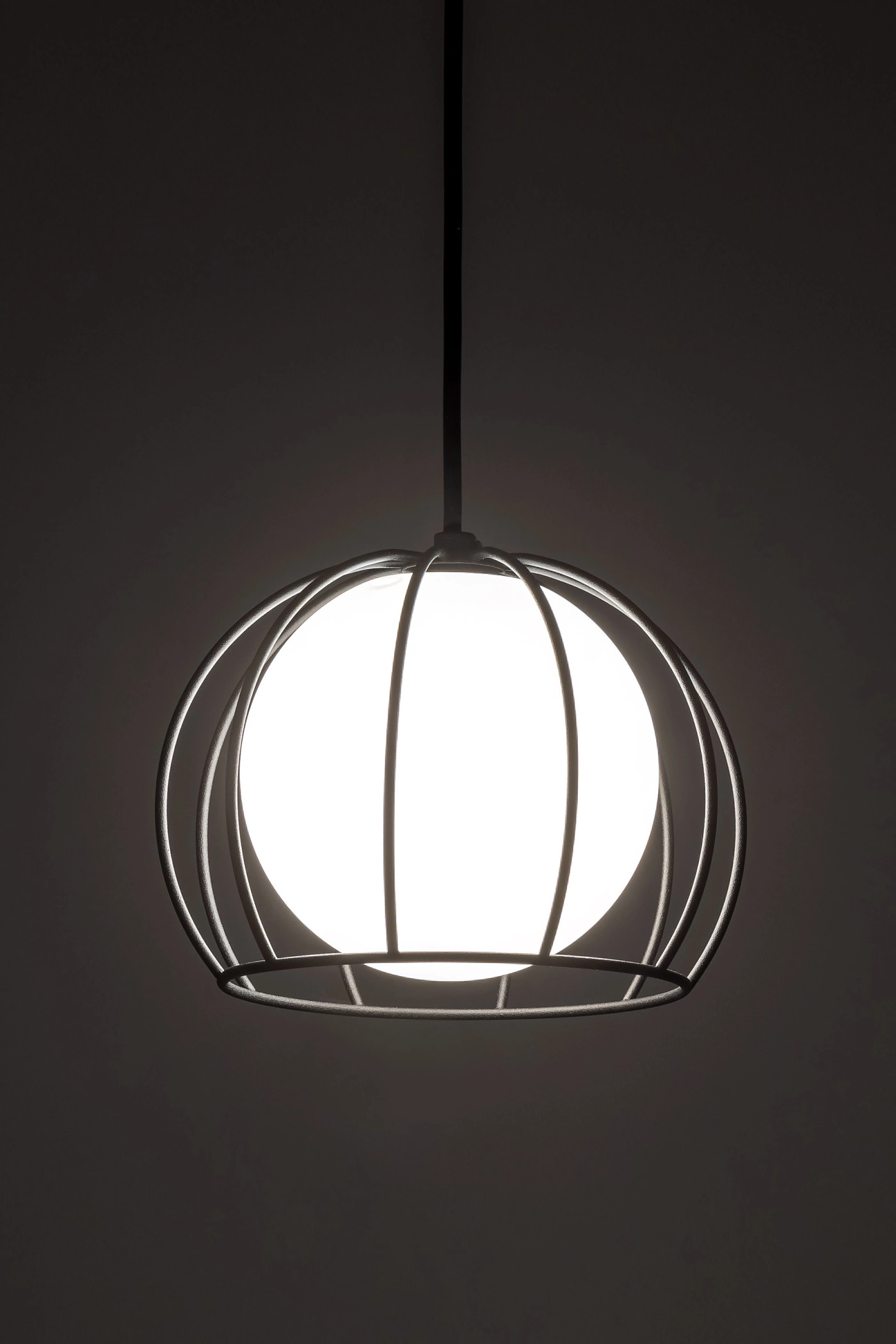   
                        
                        Люстра TK LIGHTING (Польща) 57131    
                         У стилі Модерн, Лофт.  
                        Тип джерела світла: світлодіодна лампа, змінна.                         Форма: Куля.                         Кольори плафонів і підвісок: Білий, Чорний.                         Матеріал: Скло, Метал.                          фото 7
