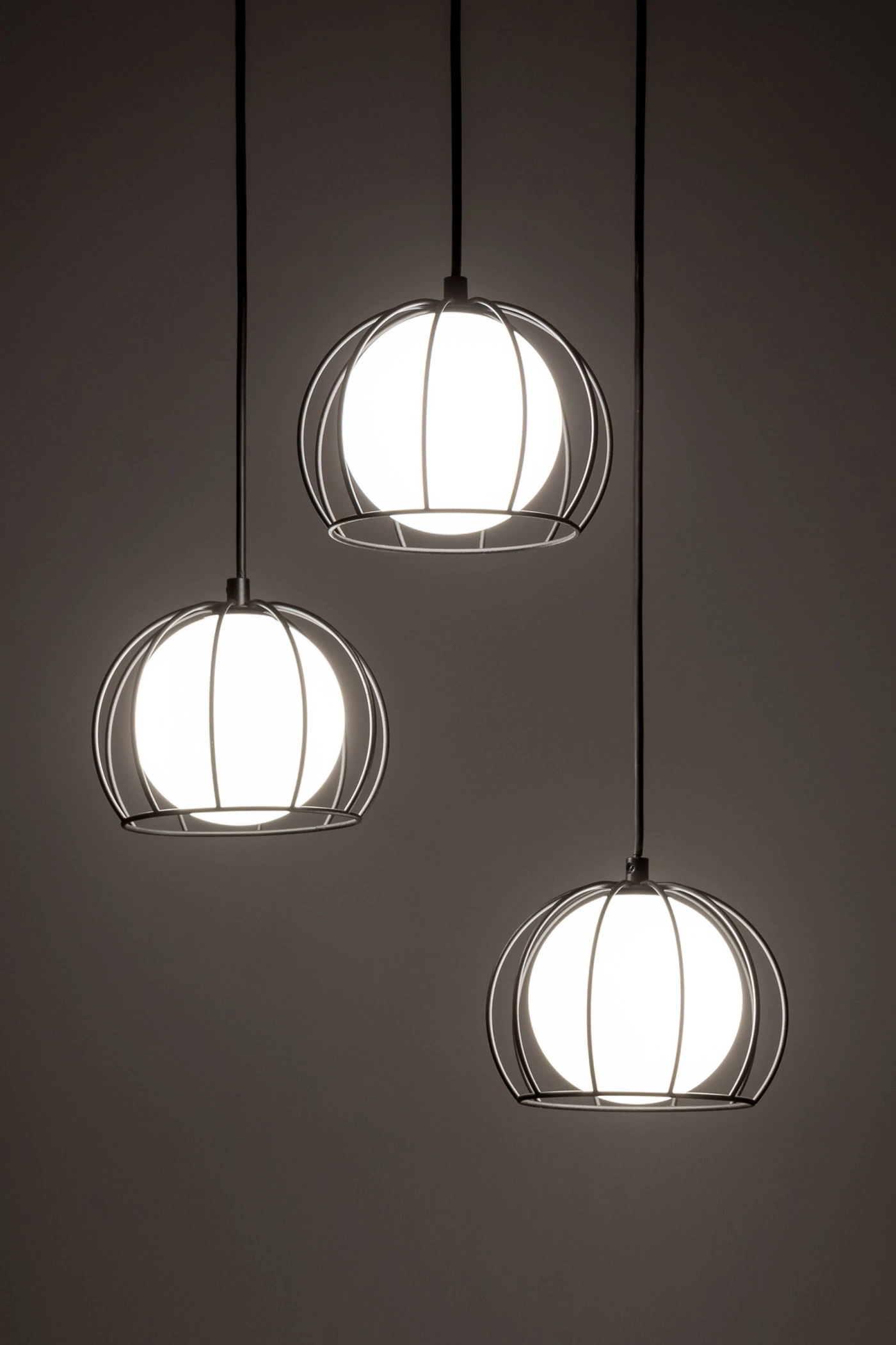   
                        
                        Люстра TK LIGHTING (Польща) 57133    
                         У стилі Модерн, Лофт.  
                        Тип джерела світла: світлодіодна лампа, змінна.                         Форма: Коло.                         Кольори плафонів і підвісок: Білий, Чорний.                         Матеріал: Скло, Метал.                          фото 6