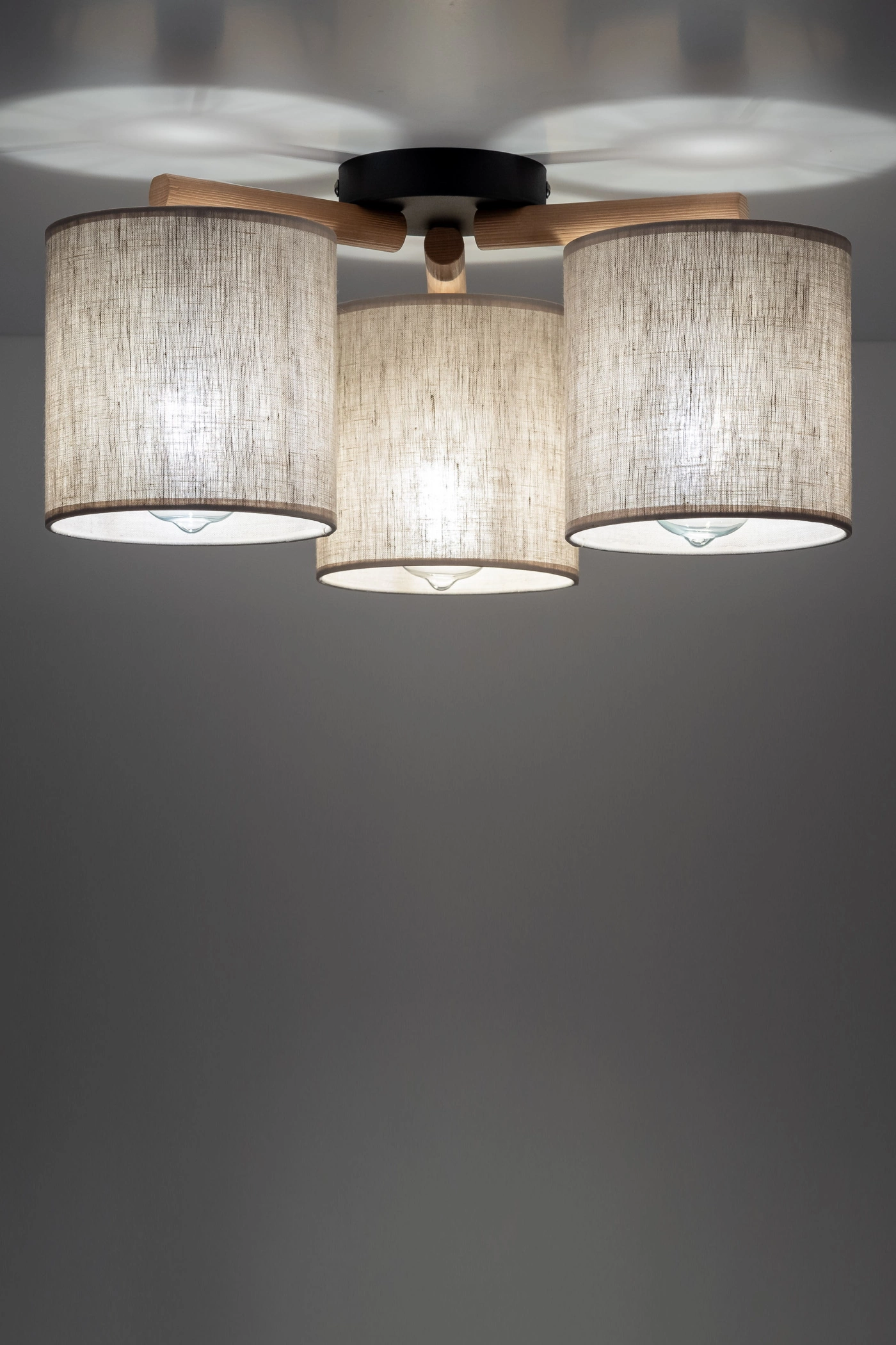   
                        
                        Люстра TK LIGHTING (Польша) 57145    
                         В стиле Скандинавский, Прованс, Модерн.  
                        Тип источника света: светодиодная лампа, сменная.                         Форма: Круг.                         Цвета плафонов и подвесок: Бежевый.                         Материал: Ткань.                          фото 7