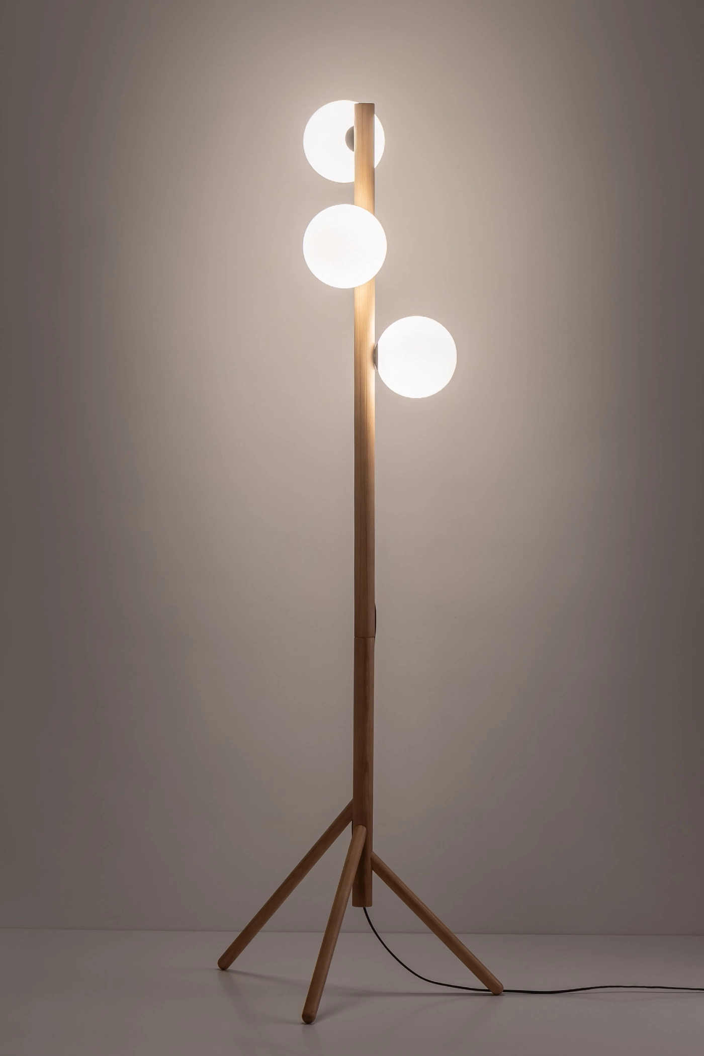   
                        
                        Торшер TK LIGHTING (Польша) 57152    
                         В стиле Скандинавский, Модерн.  
                        Тип источника света: светодиодная лампа, сменная.                                                 Цвета плафонов и подвесок: Белый.                         Материал: Стекло.                          фото 6