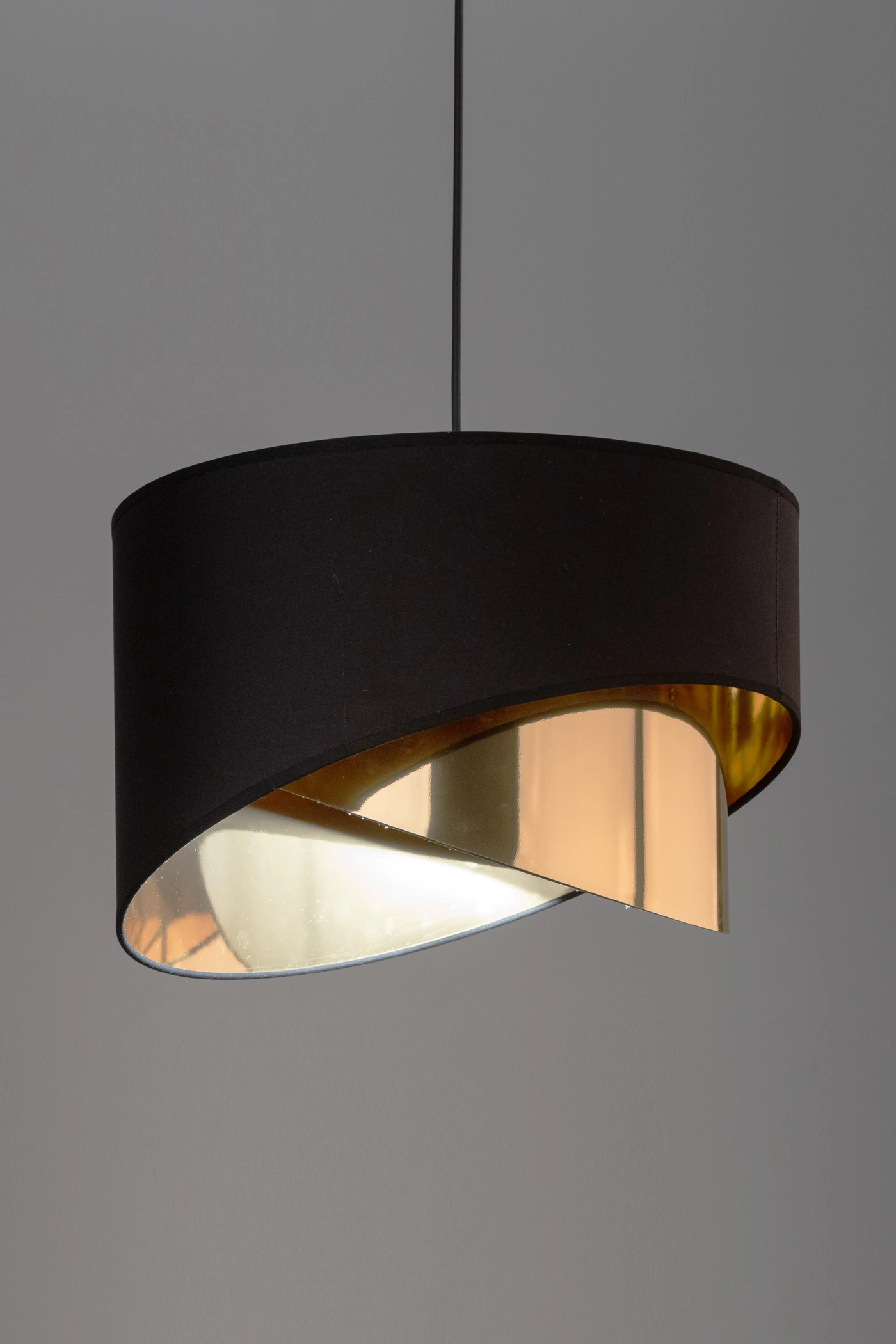   
                        
                        Люстра TK LIGHTING (Польща) 57153    
                         У стилі Лофт, Модерн.  
                        Тип джерела світла: світлодіодна лампа, змінна.                         Форма: Циліндр.                         Кольори плафонів і підвісок: Чорний, Золото.                         Матеріал: Тканина, Пластик.                          фото 5