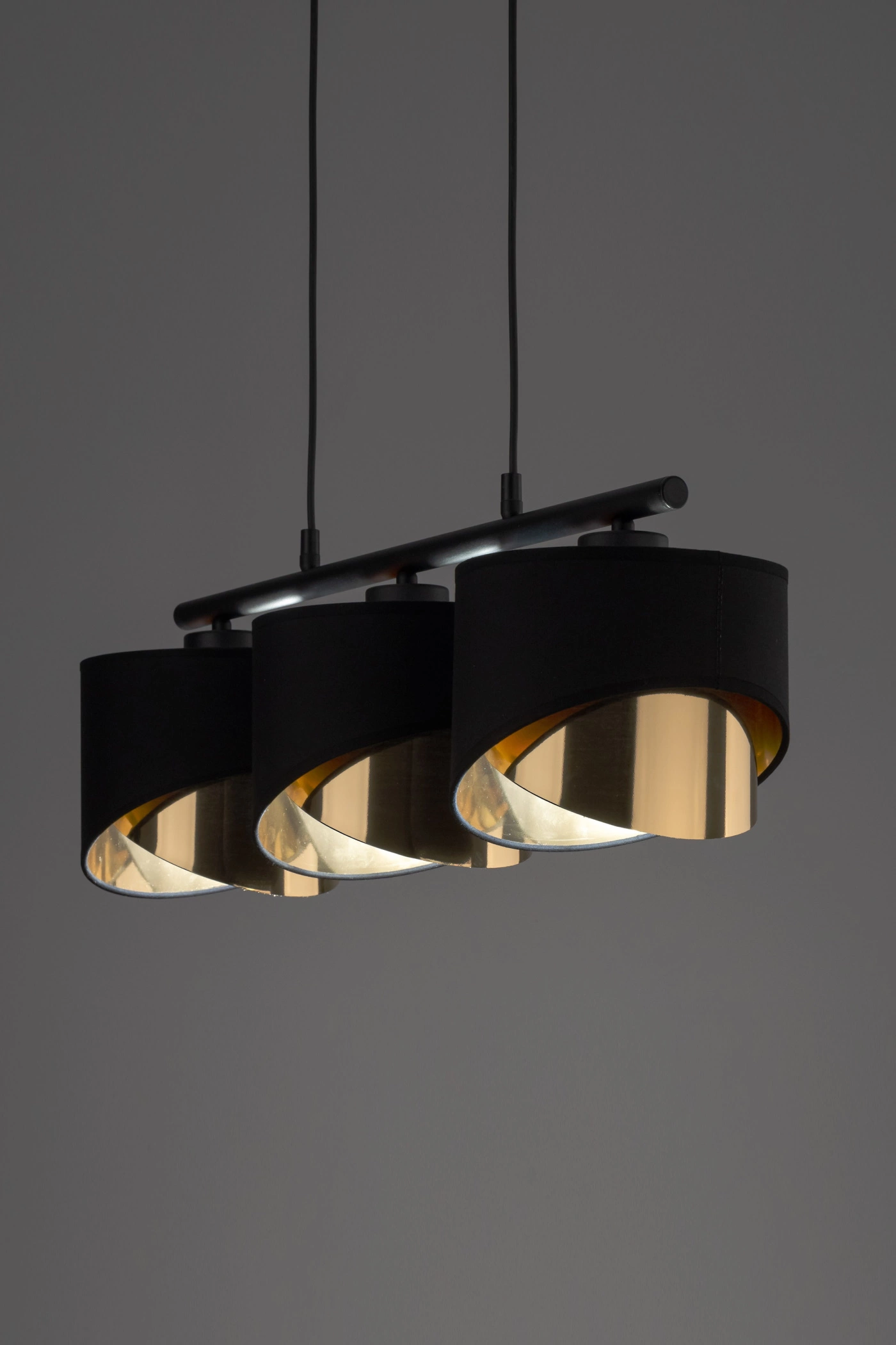   
                        
                        Люстра TK LIGHTING (Польща) 57157    
                         У стилі Лофт, Модерн.  
                        Тип джерела світла: світлодіодна лампа, змінна.                         Форма: Прямокутник.                         Кольори плафонів і підвісок: Чорний, Золото.                         Матеріал: Тканина, Пластик.                          фото 5