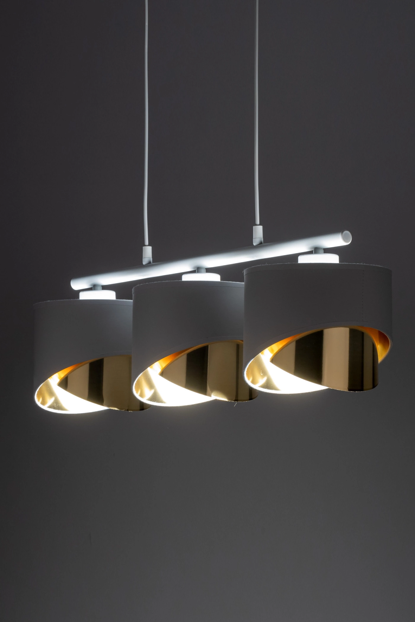   
                        
                        Люстра TK LIGHTING (Польша) 57158    
                         в стиле Модерн.  
                        Тип источника света: светодиодная лампа, сменная.                         Форма: Прямоугольник.                         Цвета плафонов и подвесок: Белый, Золото.                         Материал: Ткань, Пластик.                          фото 4