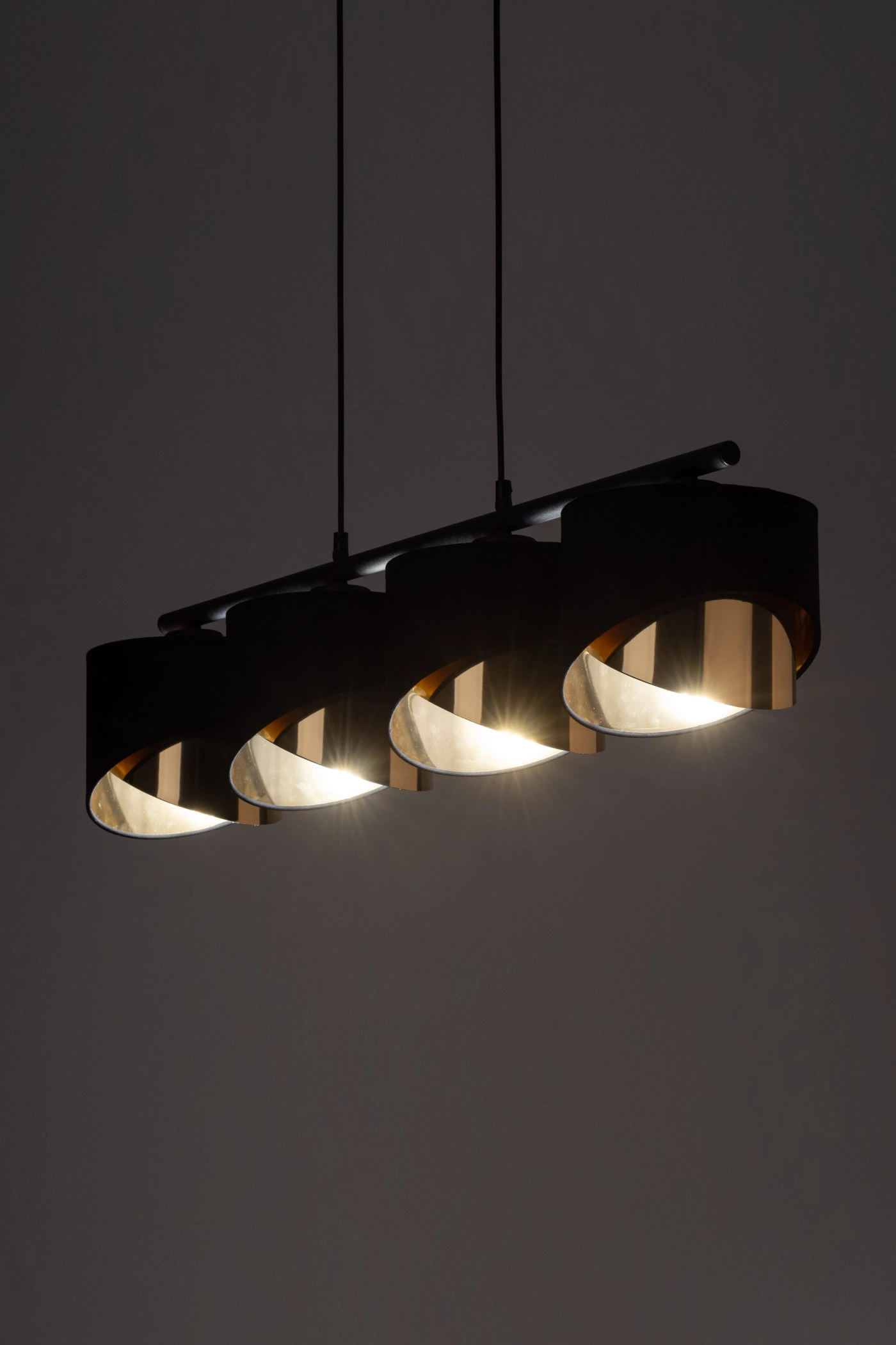   
                        
                        Люстра TK LIGHTING (Польша) 57159    
                         В стиле Лофт.  
                        Тип источника света: светодиодная лампа, сменная.                         Форма: Прямоугольник.                         Цвета плафонов и подвесок: Черный, Золото.                         Материал: Ткань, Пластик.                          фото 6