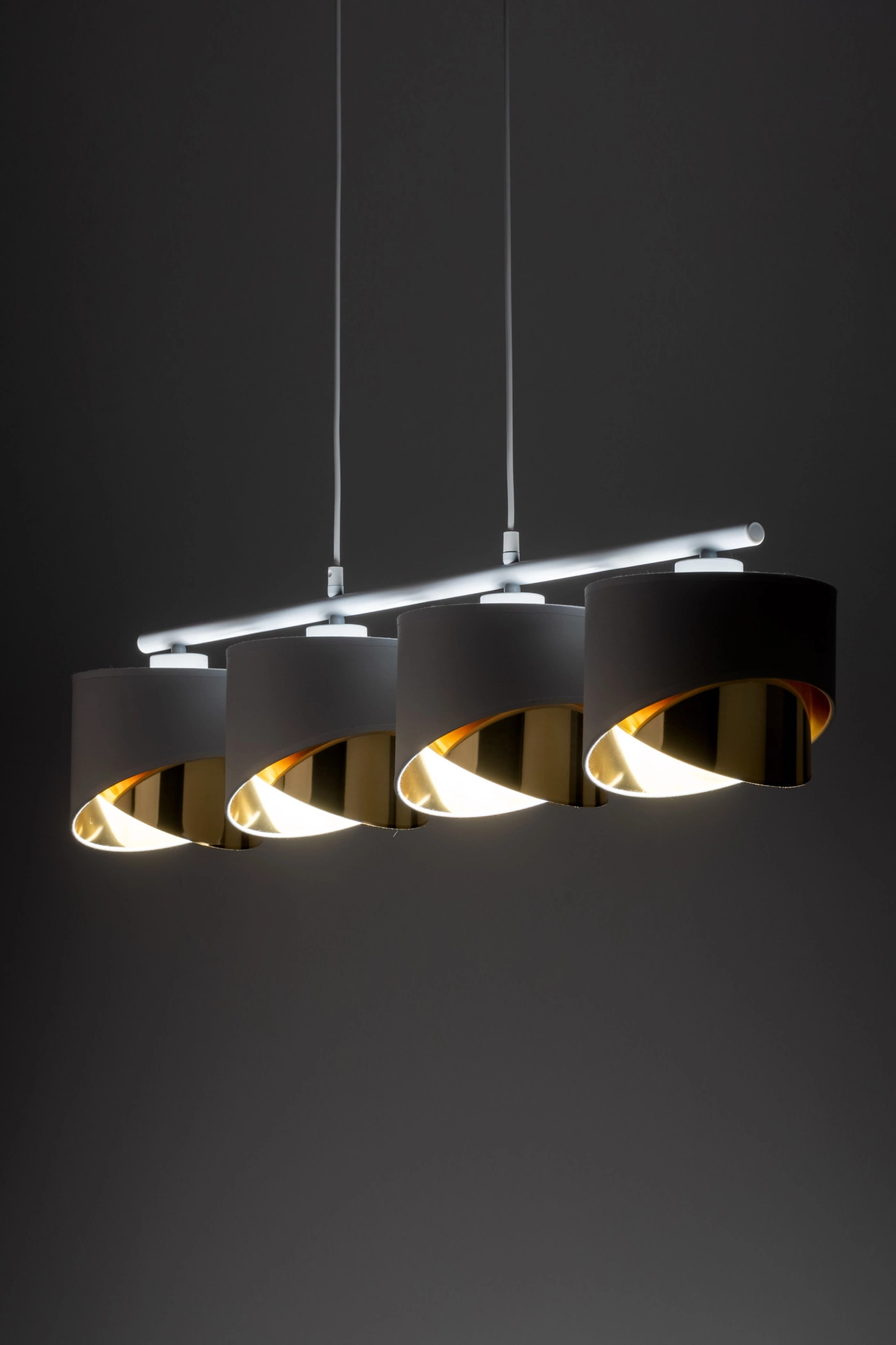  
                        
                        Люстра TK LIGHTING (Польща) 57160    
                         У стилі Модерн.  
                        Тип джерела світла: світлодіодна лампа, змінна.                         Форма: Прямокутник.                         Кольори плафонів і підвісок: Білий, Золото.                         Матеріал: Тканина, Пластик.                          фото 6