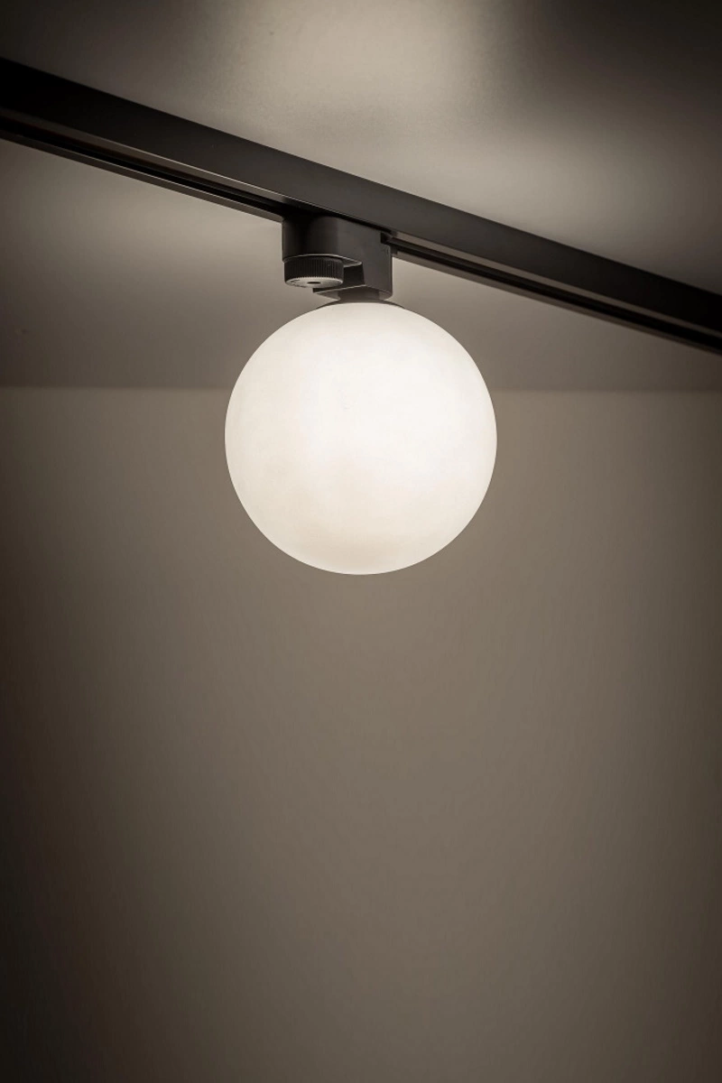   
                        
                        Трековий світильник TK LIGHTING (Польща) 57297    
                         У стилі Модерн.  
                        Тип джерела світла: світлодіодна лампа, змінна.                                                 Кольори плафонів і підвісок: Білий.                         Матеріал: Скло.                          фото 2