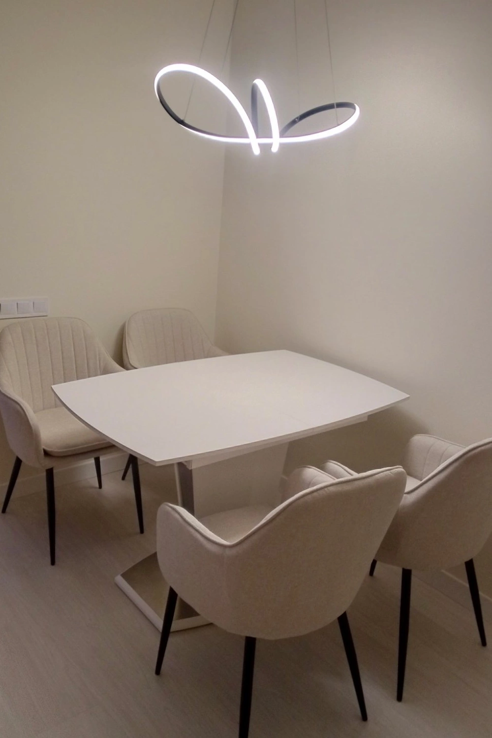   
                        
                        Люстра LAGUNA LIGHTING (Україна) 59497    
                         У стилі Хай-тек, Лофт.  
                        Тип джерела світла: вбудований led-модуль, незмінний.                         Форма: Асиметрична.                         Кольори плафонів і підвісок: Чорний, Білий.                         Матеріал: Алюміній, Силікон.                          фото 4