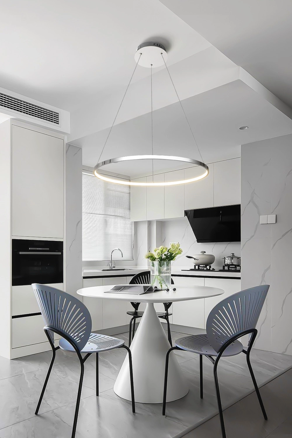  
                        
                        Люстра LAGUNA LIGHTING (Україна) 59505    
                         У стилі Хай-тек.  
                        Тип джерела світла: вбудований led-модуль, незмінний.                         Форма: Коло.                         Кольори плафонів і підвісок: Сірий, Білий.                         Матеріал: Алюміній, Силікон.                          фото 3
