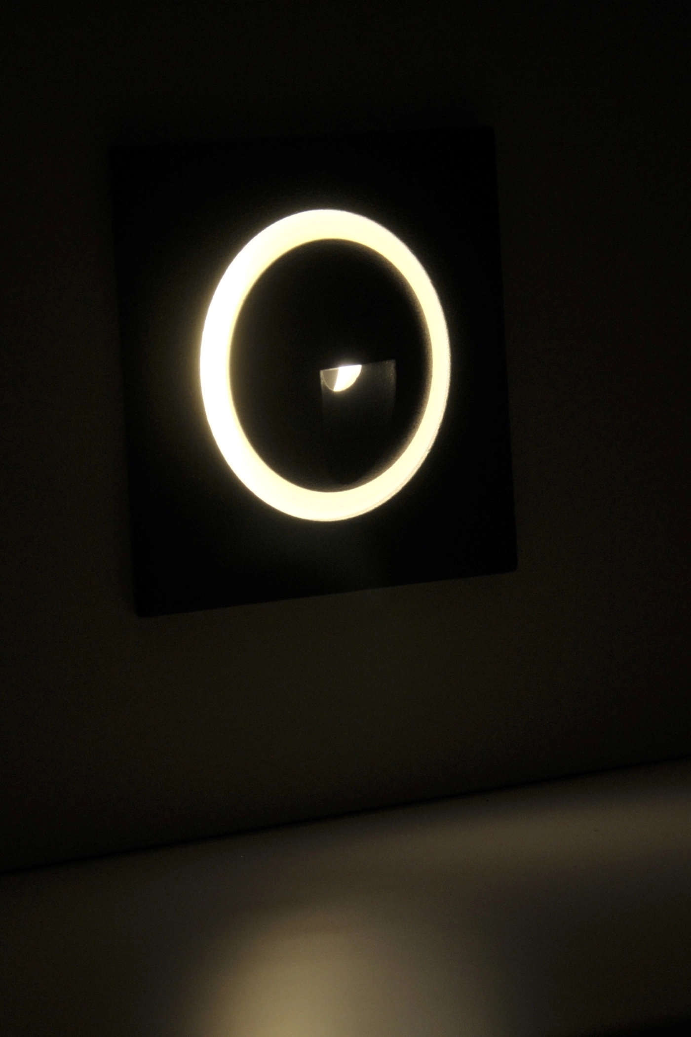   
                        
                        Декоративная подсветка POLUX (Польша) 59677    
                         в стиле Хай-тек.  
                        Тип источника света: встроенный led-модуль, несъемный.                                                 Цвета плафонов и подвесок: Серый.                         Материал: Алюминий.                          фото 10