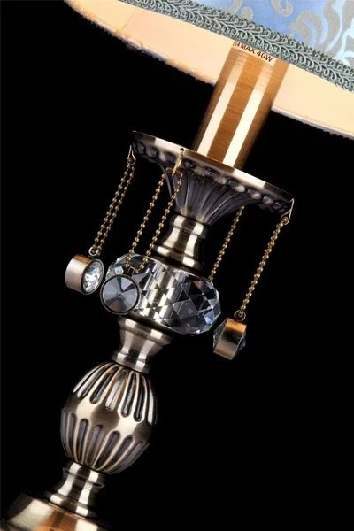   
                        
                        Настольная лампа MAYTONI (Германия) 74630    
                         в стиле Классика.  
                        Тип источника света: светодиодная лампа, сменная.                                                 Цвета плафонов и подвесок: Голубой, Рисунок, Прозрачный.                         Материал: Ткань, Хрусталь.                          фото 2