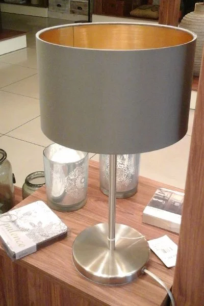   
                        Настільна лампа EGLO (Австрія) 75115    
                         у стилі модерн.  
                        Тип джерела світла: cвітлодіодні led, енергозберігаючі, розжарювання.                                                 Кольори плафонів і підвісок: коричневий, золото.                         Матеріал: тканина.                          фото 4