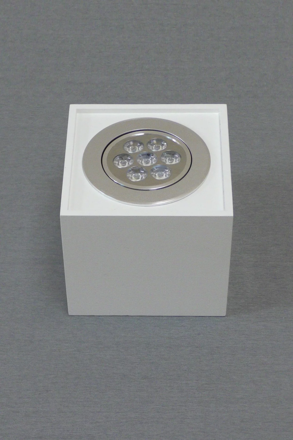   
                        
                        Точковий світильник NOWODVORSKI (Польща) 78667    
                         у стилі Хай-тек.  
                        Тип джерела світла: вбудований led-модуль, незмінний.                         Форма: Паралелепіпед.                                                                          фото 4