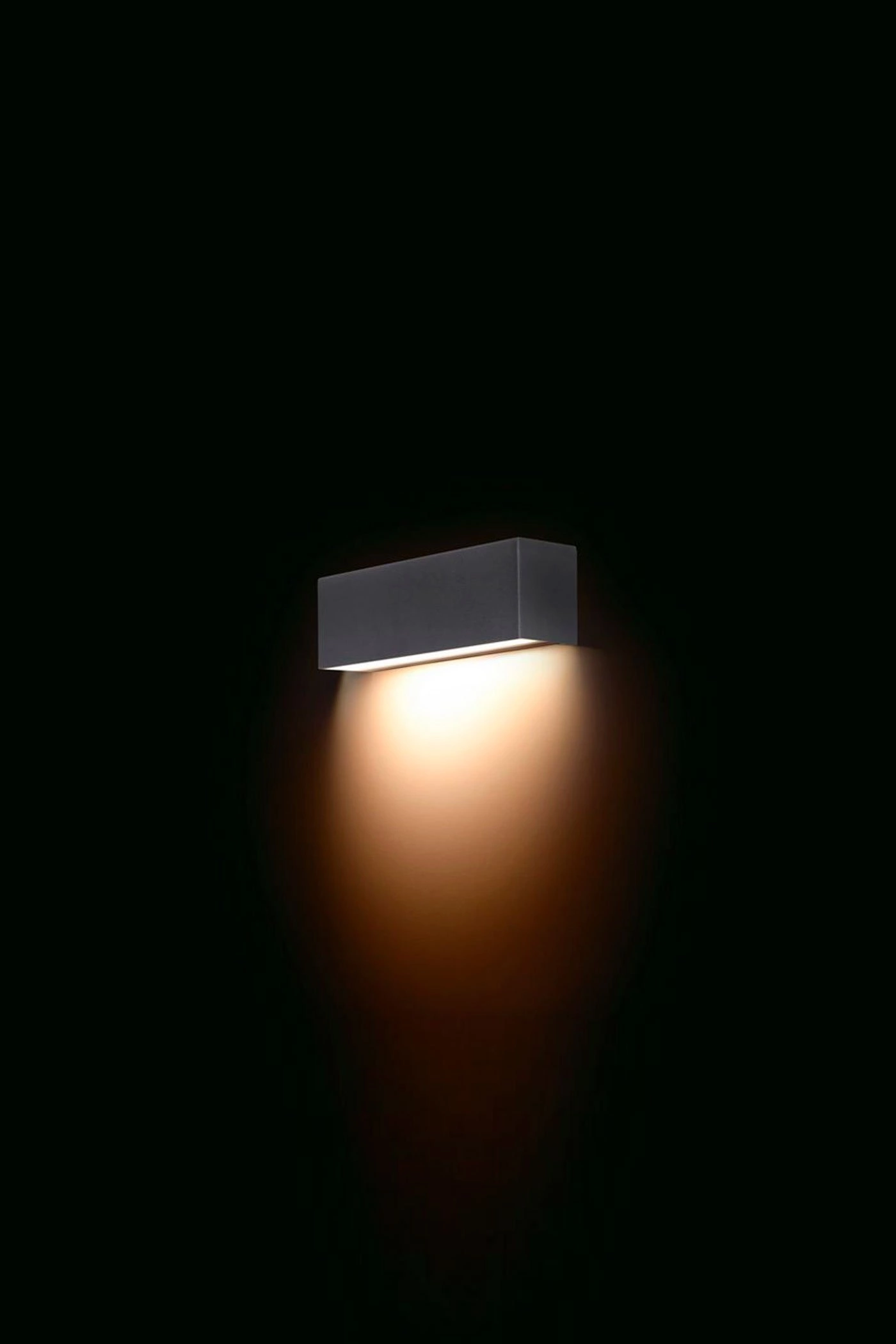   
                        
                        Декоративная подсветка NOWODVORSKI (Польша) 78685    
                         в стиле Модерн, Хай-тек.  
                        Тип источника света: светодиодная лампа, сменная.                                                 Цвета плафонов и подвесок: Серый.                         Материал: Лакированная сталь, Пластик.                          фото 2
