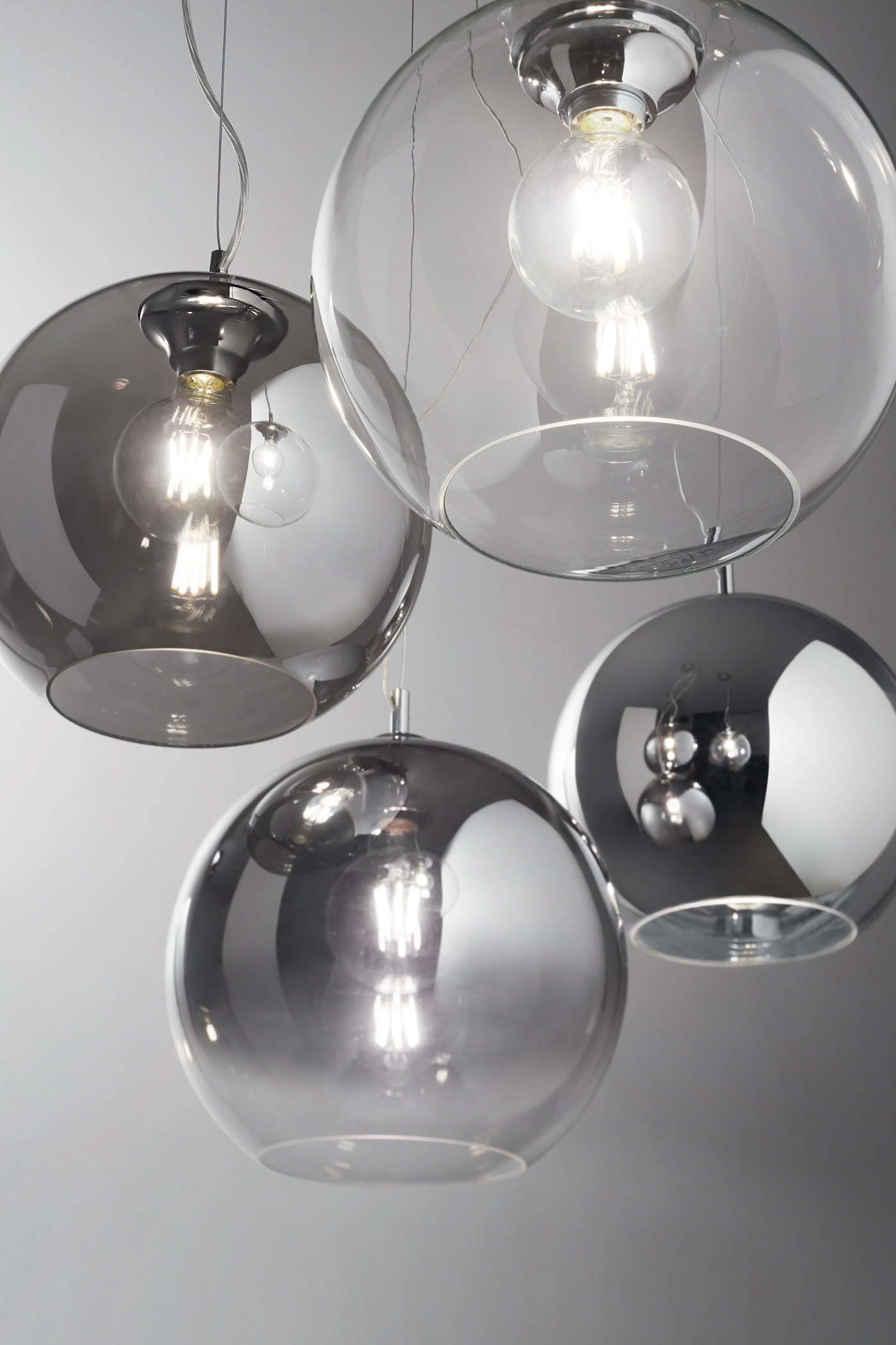   
                        
                        Люстра IDEAL LUX (Італія) 81290    
                         У стилі Хай-тек.  
                        Тип джерела світла: світлодіодна лампа, змінна.                         Форма: Куля.                         Кольори плафонів і підвісок: Прозорий, Сірий.                         Матеріал: Скло.                          фото 2