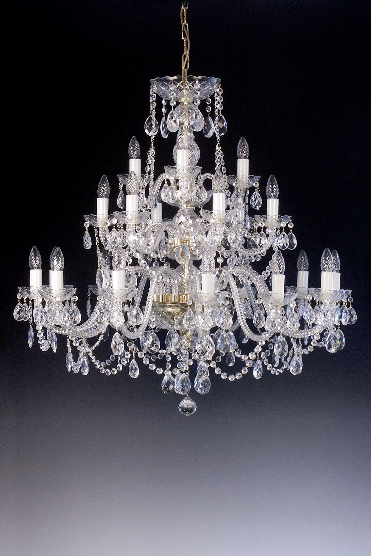   
                        
                        Хрустальная люстра ARTGLASS (Чехия) 82058    
                         В стиле Классика.  
                        Тип источника света: светодиодная лампа, сменная.                         Форма: Круг.                         Цвета плафонов и подвесок: Прозрачный.                         Материал: Хрусталь.                          фото 1