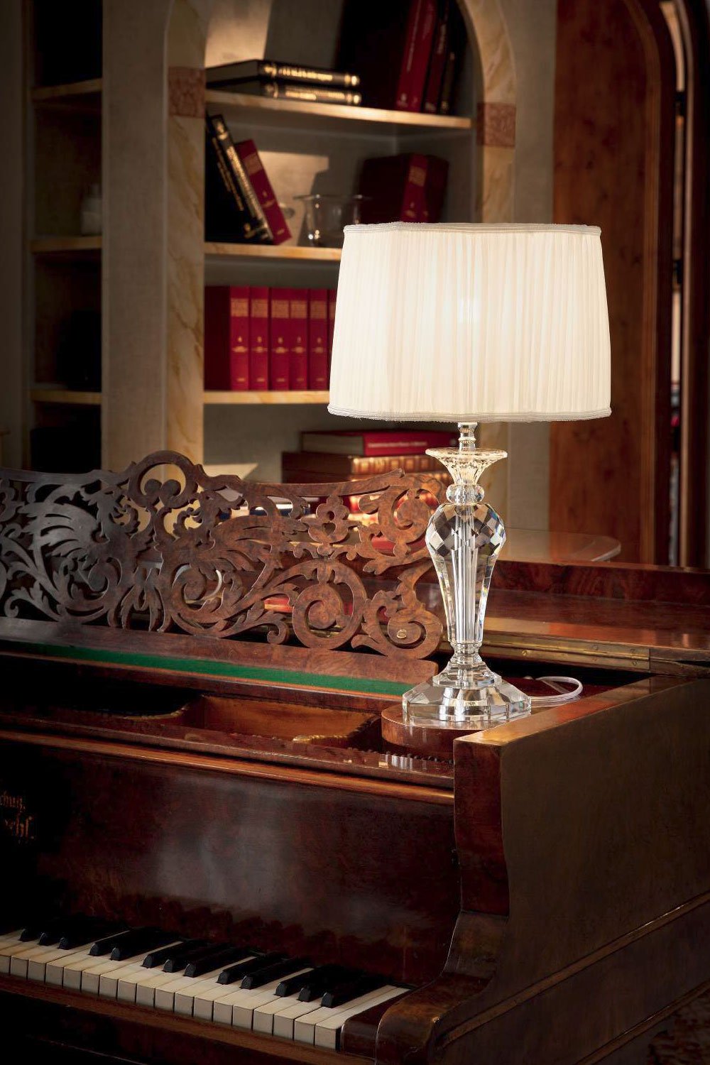   
                        Настільна лампа IDEAL LUX (Італія) 87999    
                         у стилі класика.  
                        Тип джерела світла: cвітлодіодні led, енергозберігаючі, розжарювання.                                                 Кольори плафонів і підвісок: білий.                         Матеріал: тканина.                          фото 2