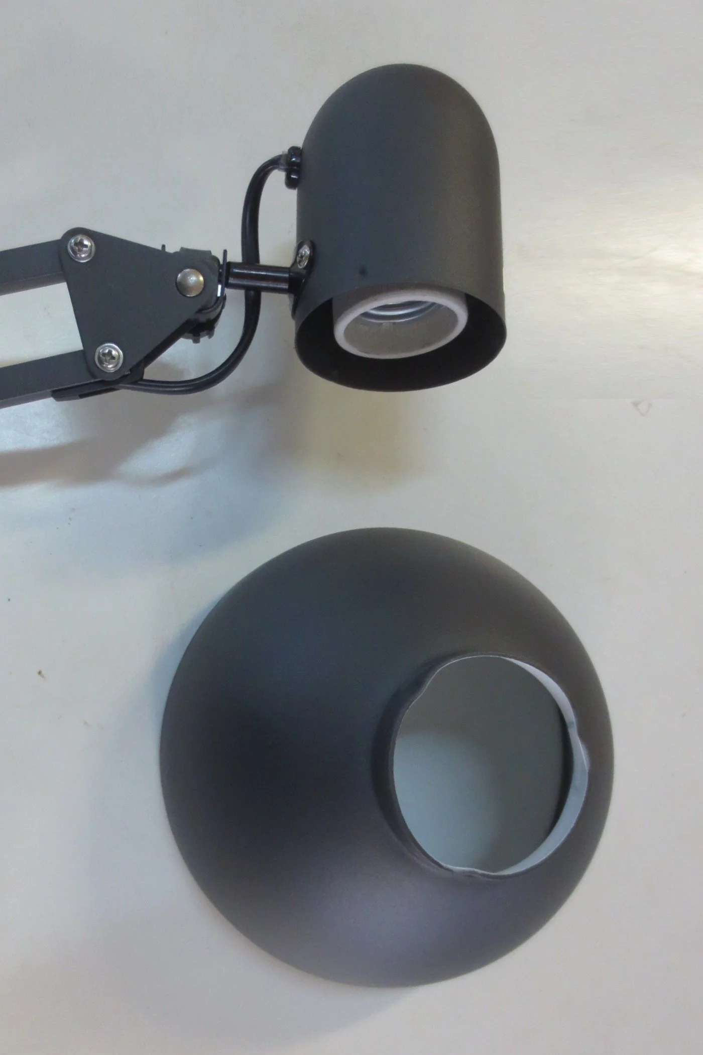   
                        Настольная лампа IDEAL LUX  (Италия) 88005    
                         в стиле хай-тек, скандинавский.  
                        Тип источника света: светодиодные led, энергосберегающие, накаливания.                                                 Цвета плафонов и подвесок: черный.                         Материал: металл.                          фото 6