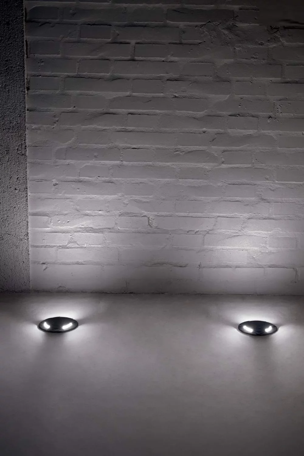   
                        Светильник уличный IDEAL LUX  (Италия) 88102    
                         в стиле хай-тек.  
                        Тип источника света: светодиодные led, люминесцентные.                                                 Цвета плафонов и подвесок: черный.                         Материал: пластик.                          фото 3