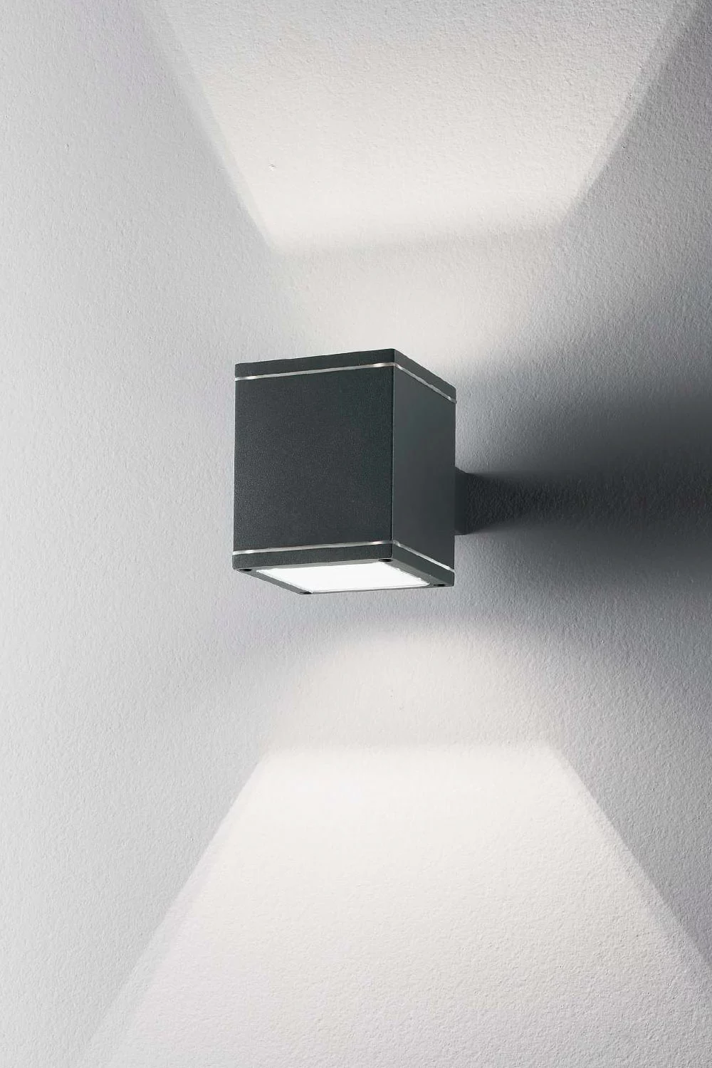   
                        Світильник вуличний IDEAL LUX (Італія) 88149    
                         у стилі Хай-тек.  
                        Тип джерела світла: світлодіодна лампа, змінна.                                                 Кольори плафонів і підвісок: Прозорий.                         Матеріал: Скло.                          фото 2
