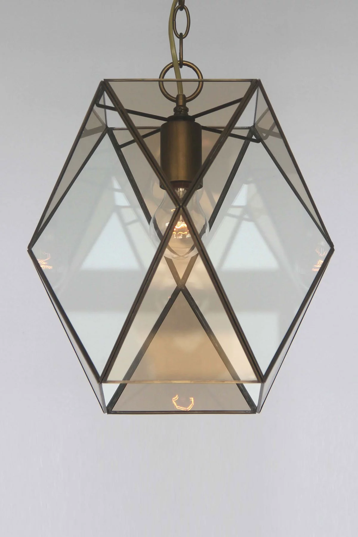   
                        
                        Люстра WUNDERLICHT (Німеччина) 90525    
                         у стилі Тіфані.  
                        Тип джерела світла: світлодіодна лампа, змінна.                         Форма: Квадрат.                         Кольори плафонів і підвісок: Прозорий, Бежевий.                         Матеріал: Скло.                          фото 1