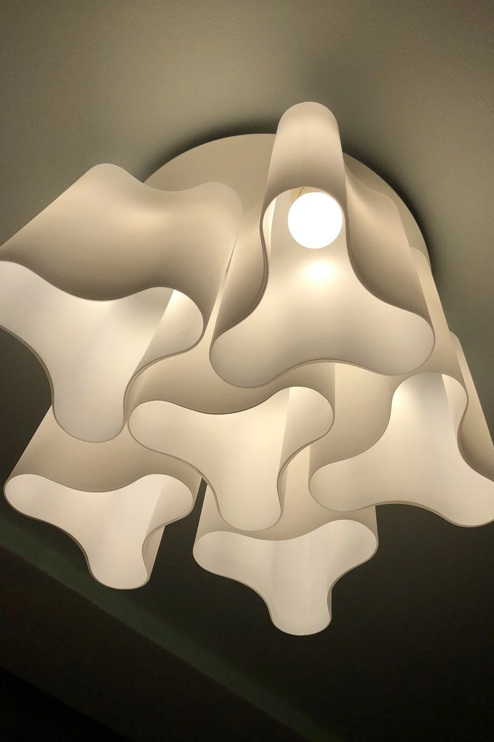   
                        Люстра IDEAL LUX  (Италия) 93805    
                         в стиле модерн.  
                        Тип источника света: светодиодные led, энергосберегающие, накаливания.                         Форма: круг.                         Цвета плафонов и подвесок: белый.                         Материал: стекло.                          фото 3