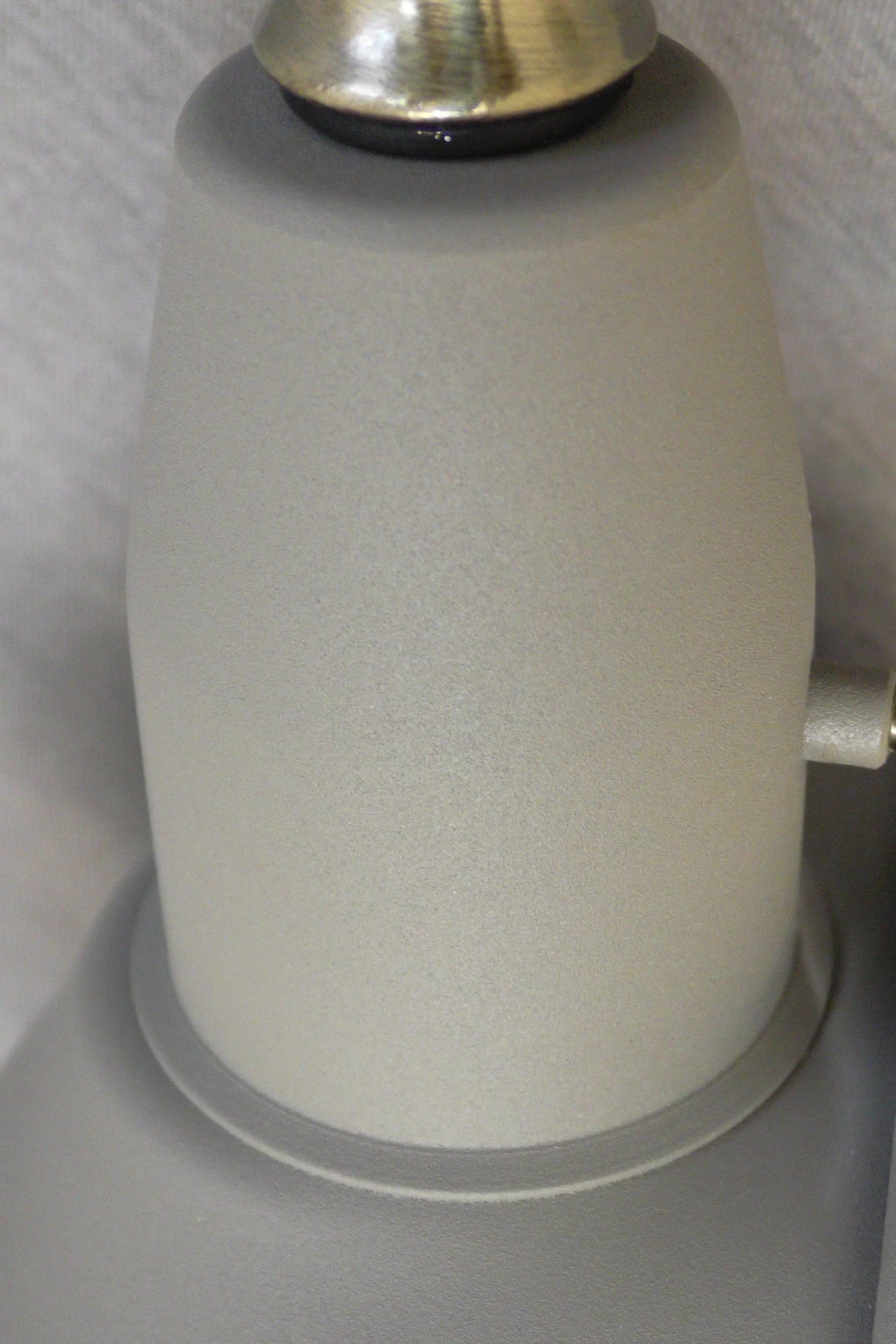   
                        Настольная лампа IDEAL LUX  (Италия) 93968    
                         в стиле Лофт, Скандинавский.  
                        Тип источника света: светодиодная лампа, сменная.                                                 Цвета плафонов и подвесок: Серый.                         Материал: Металл.                          фото 2