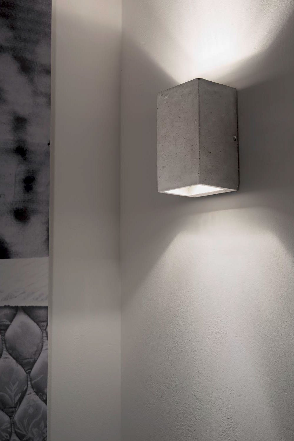   
                        Декоративна підсвітка IDEAL LUX (Італія) 93985    
                         у стилі лофт.  
                        Тип джерела світла: cвітлодіодні led, галогенні.                                                 Кольори плафонів і підвісок: сірий.                         Матеріал: бетон.                          фото 2