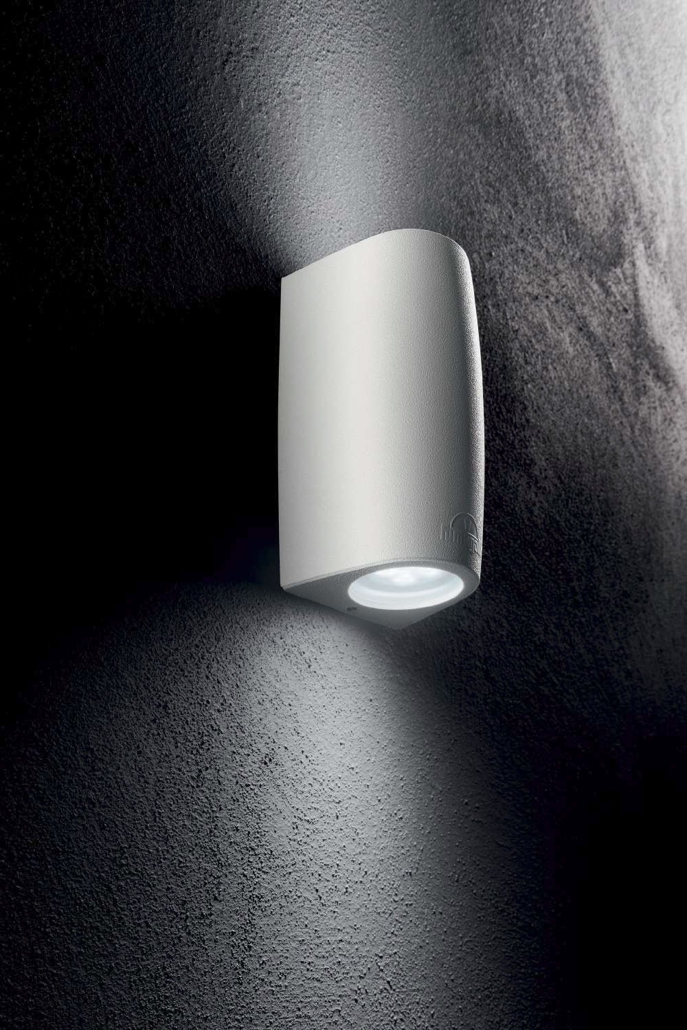   
                        Світильник вуличний IDEAL LUX (Італія) 94132    
                         у стилі модерн.  
                        Тип джерела світла: cвітлодіодні led, галогенні.                                                 Кольори плафонів і підвісок: прозорий, білий.                         Матеріал: акрил.                          фото 2