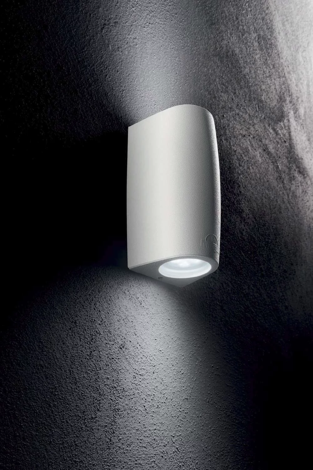   
                        Светильник уличный IDEAL LUX  (Италия) 94132    
                         в стиле Модерн.  
                        Тип источника света: светодиодная лампа, сменная.                                                 Цвета плафонов и подвесок: Прозрачный, Белый.                         Материал: Акрил.                          фото 2