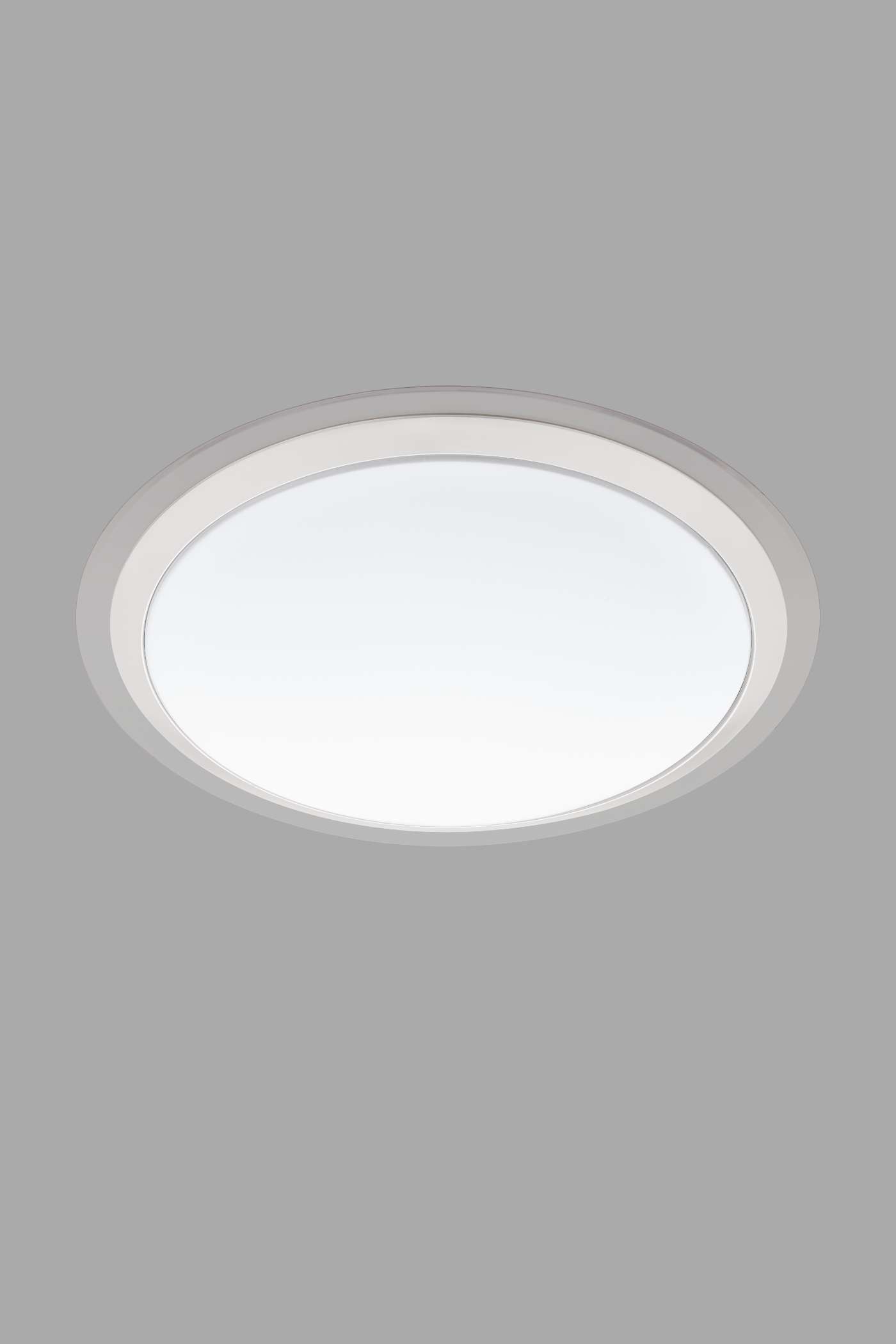   
                        Світильник стельовий EGLO (Австрія) 96033    
                         у стилі модерн.  
                        Тип джерела світла: вбудовані світлодіоди led.                         Форма: коло.                         Кольори плафонів і підвісок: білий, срібло, прозорий.                         Матеріал: пластик.                          фото 1