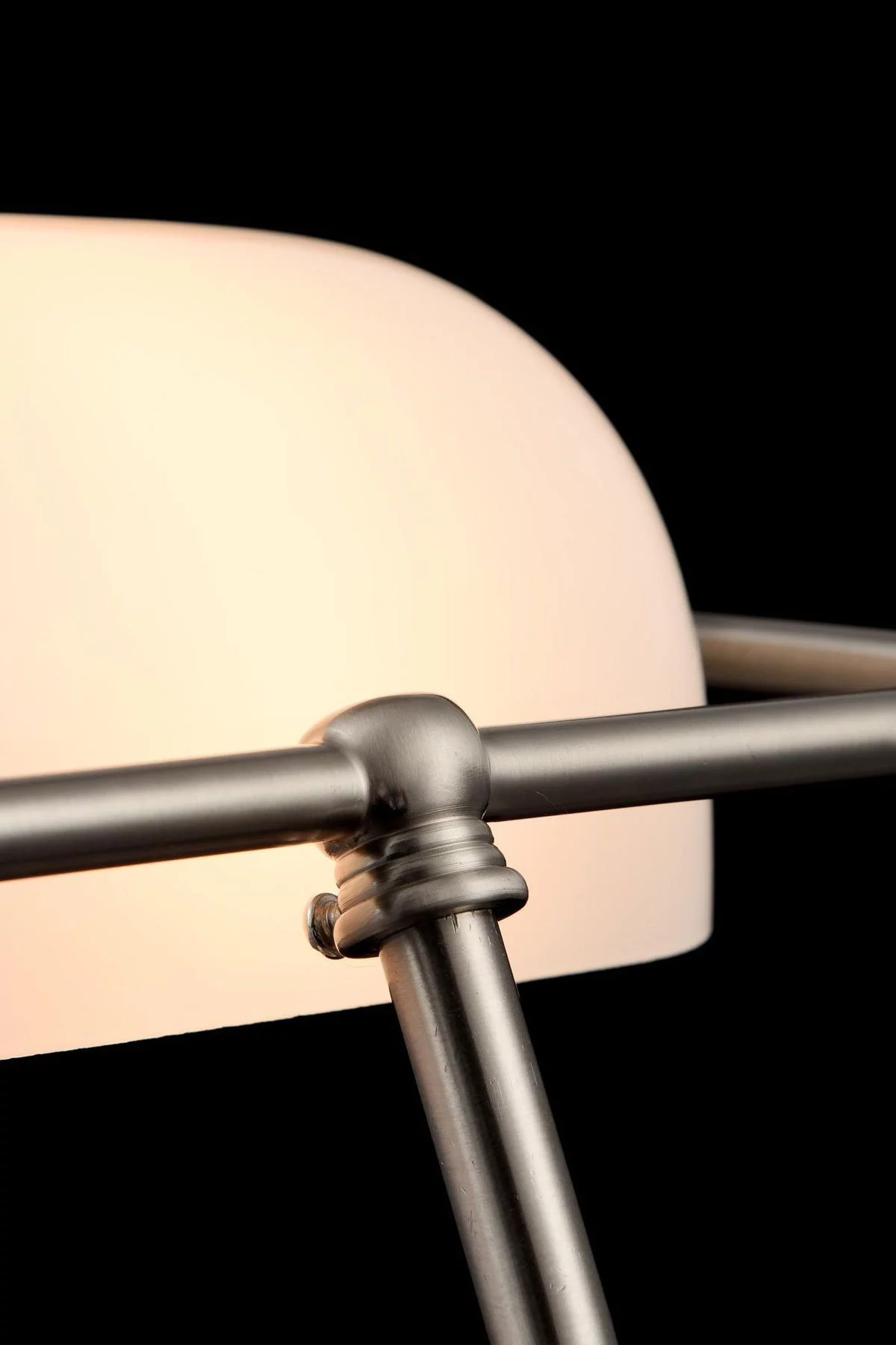   
                        Настільна лампа MAYTONI (Німеччина) 99117    
                         у стилі Класика.  
                        Тип джерела світла: світлодіодна лампа, змінна.                                                 Кольори плафонів і підвісок: Білий.                         Матеріал: Скло.                          фото 4